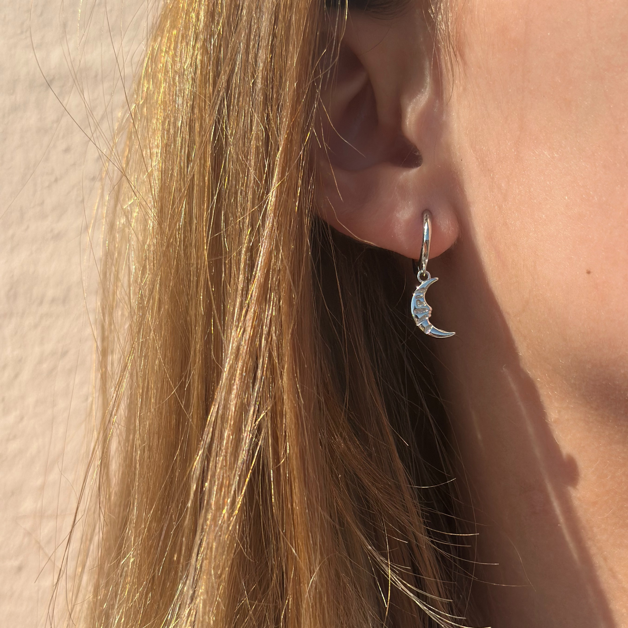 Smukke øreringe i måne design.