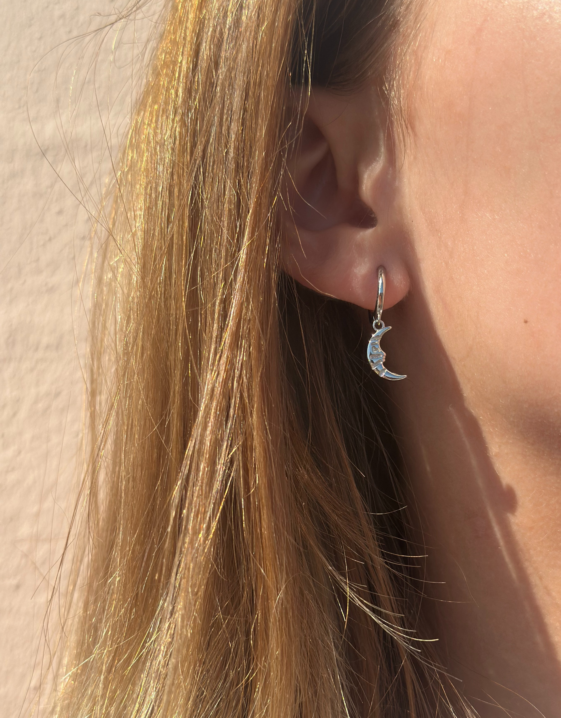 Smukke øreringe i måne design.