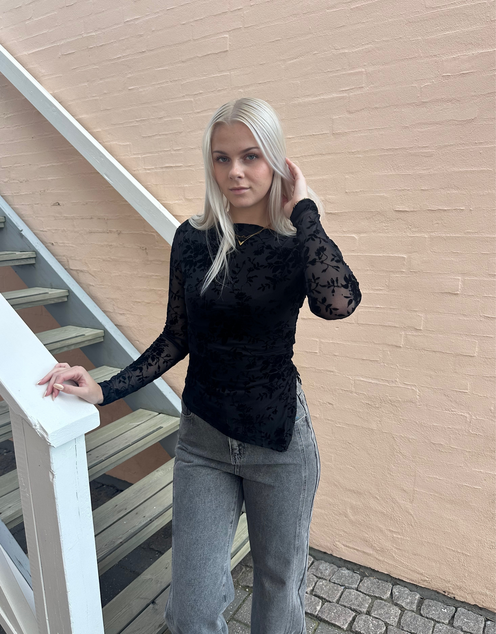 Smuk blonde trøje i mesh med slids i siden for fantastisk pasform.