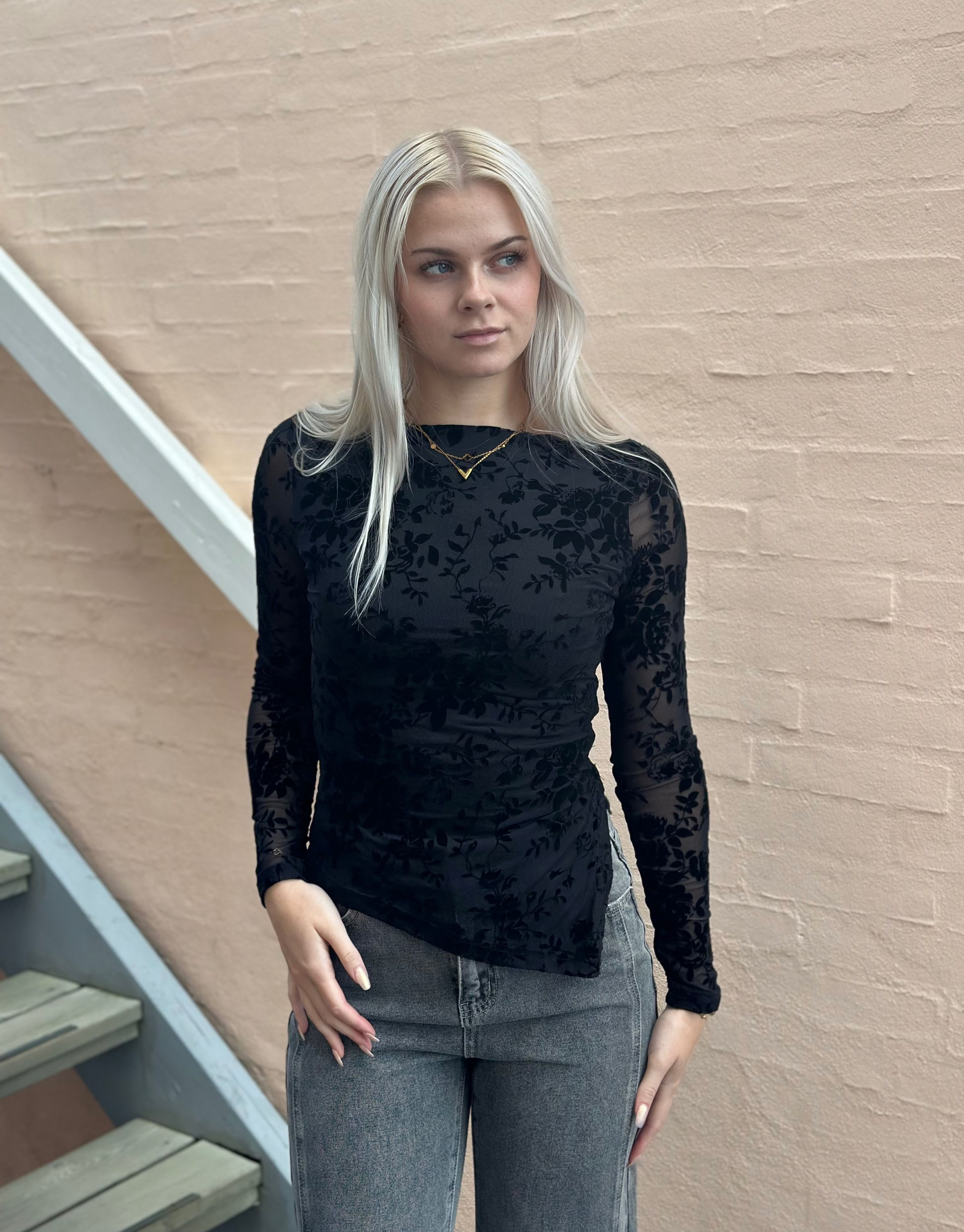 Smuk blonde trøje i mesh med slids i siden for fantastisk pasform.