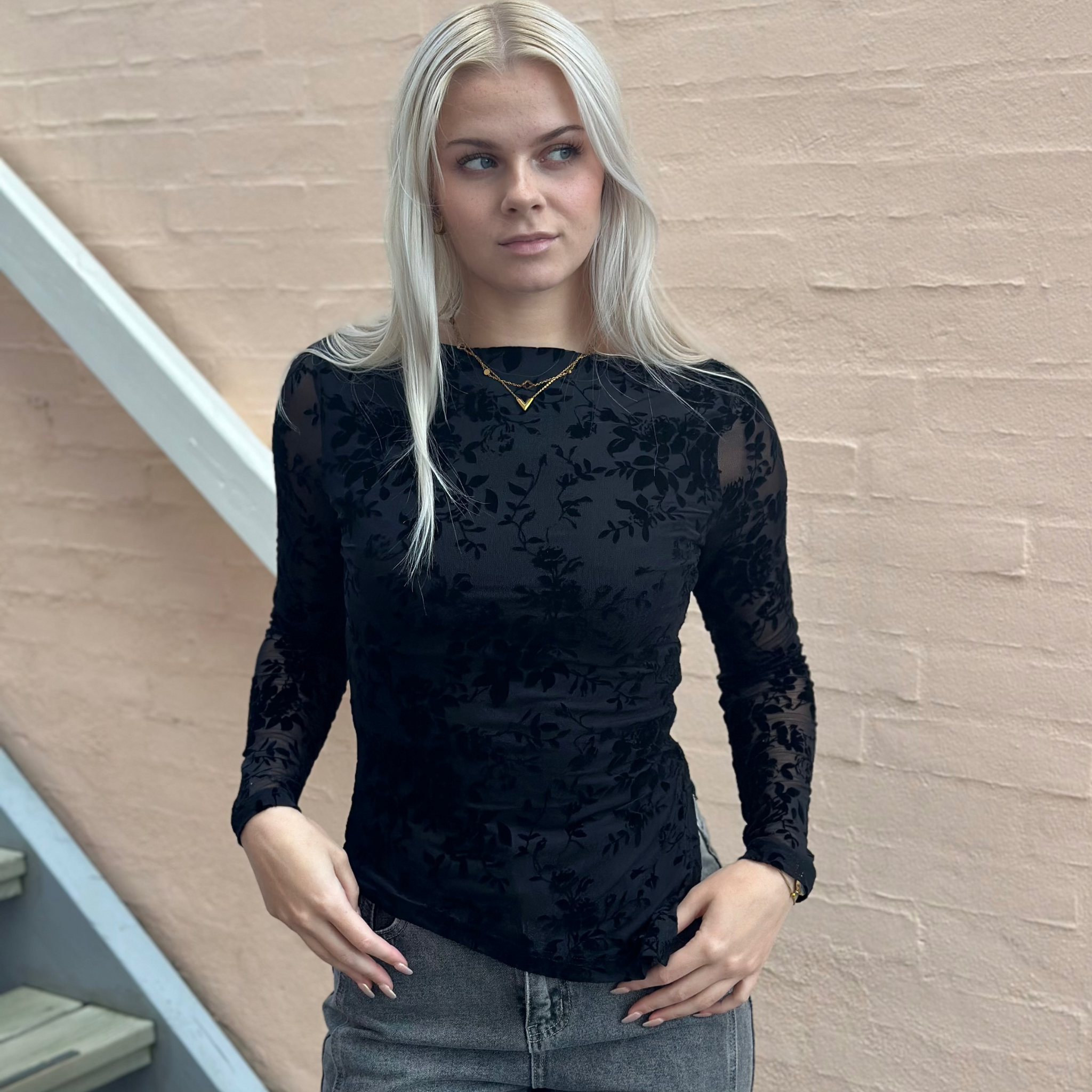 Smuk blonde trøje i mesh med slids i siden for fantastisk pasform.