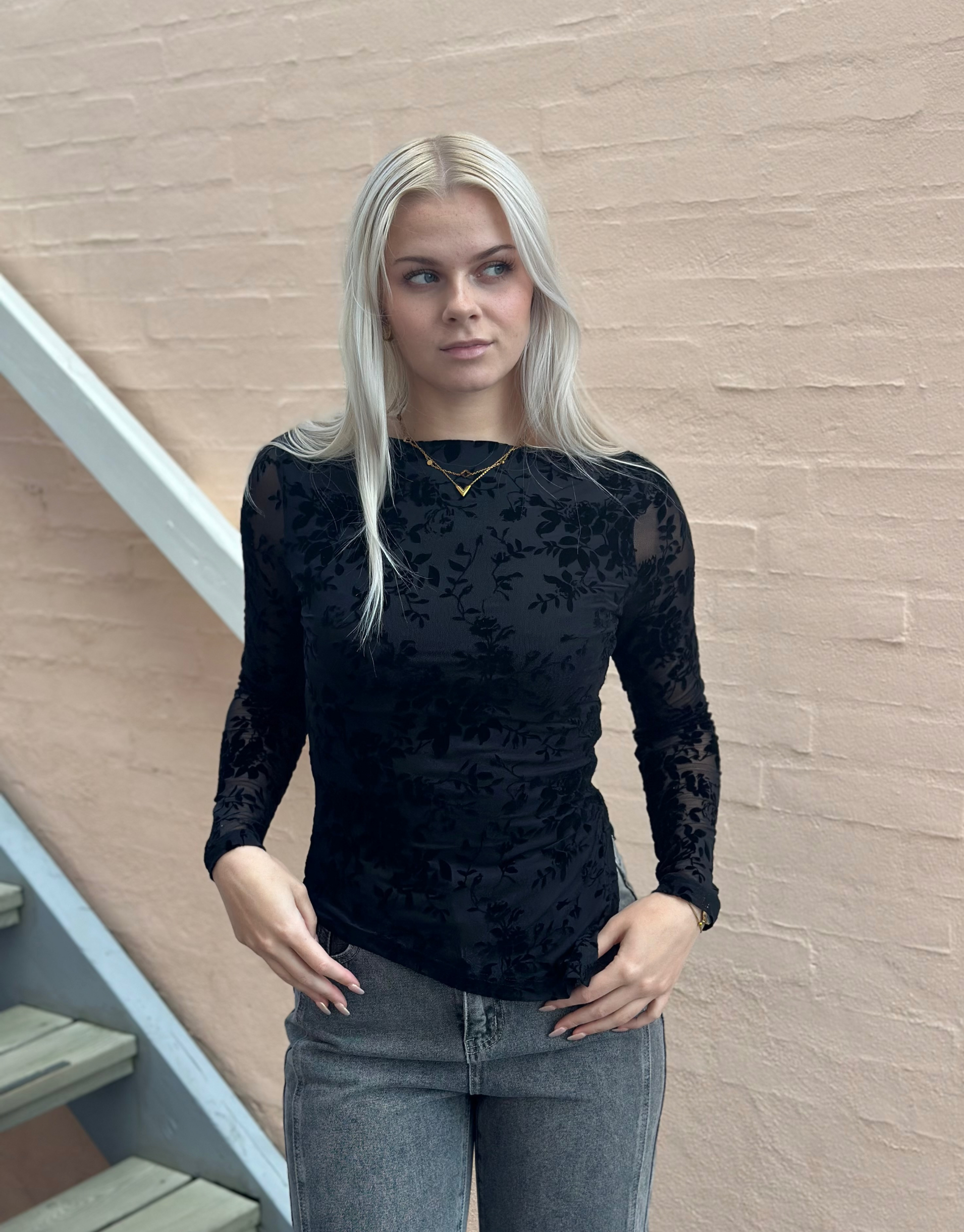 Smuk blonde trøje i mesh med slids i siden for fantastisk pasform.