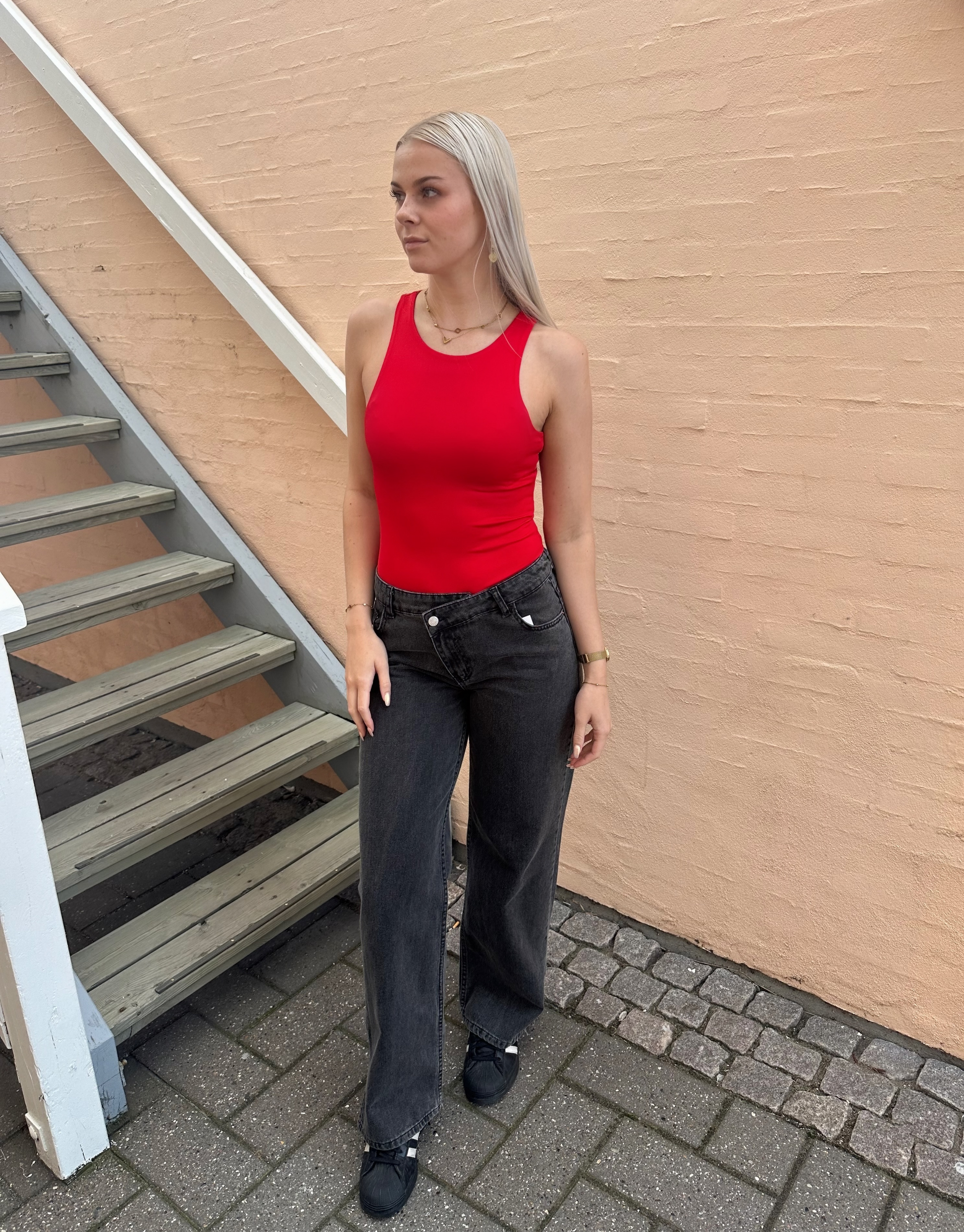 Smuk shapewear bodystocking i rød.