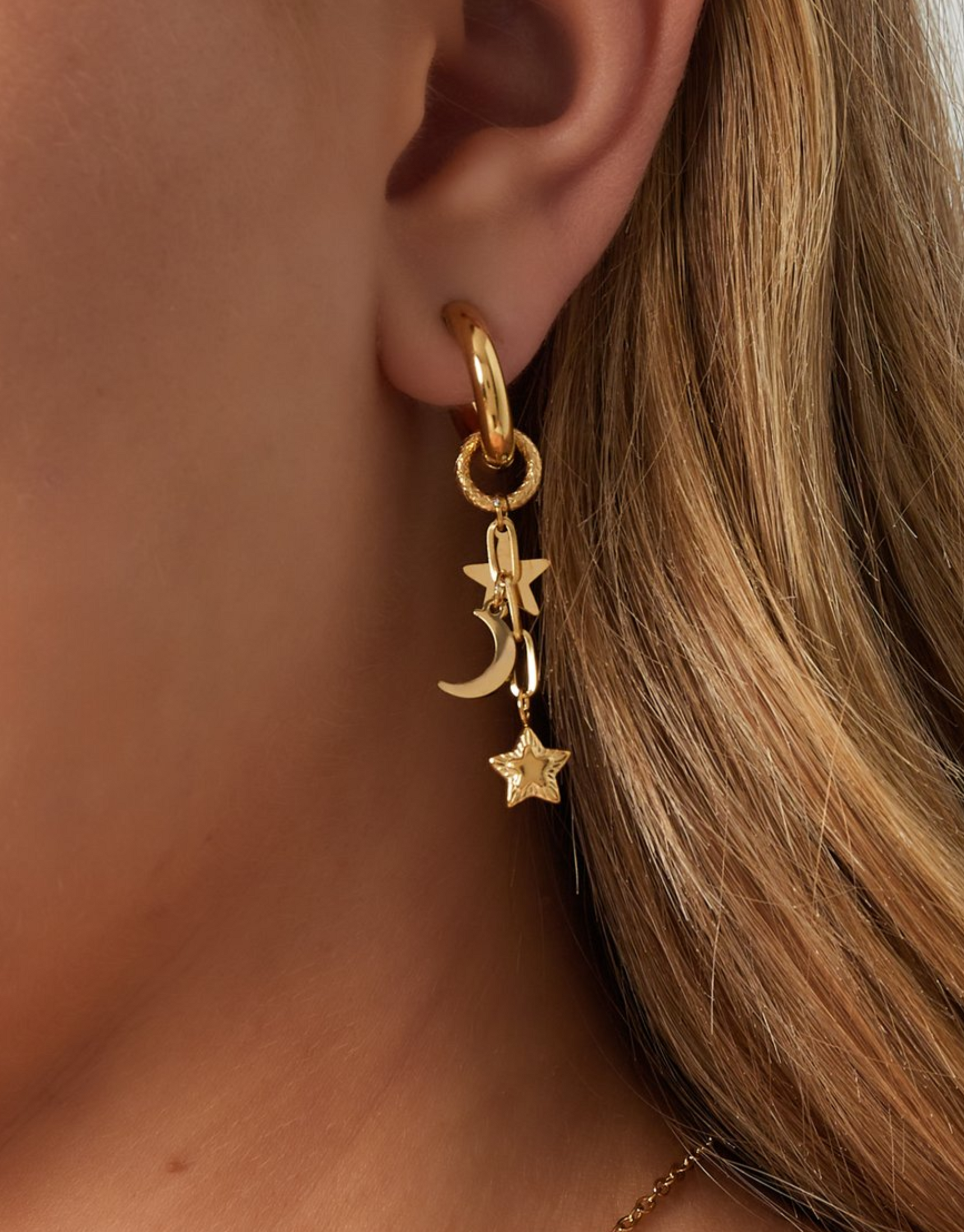 Jasmin øreringe i flot design med stjerne og måne vedhæng.