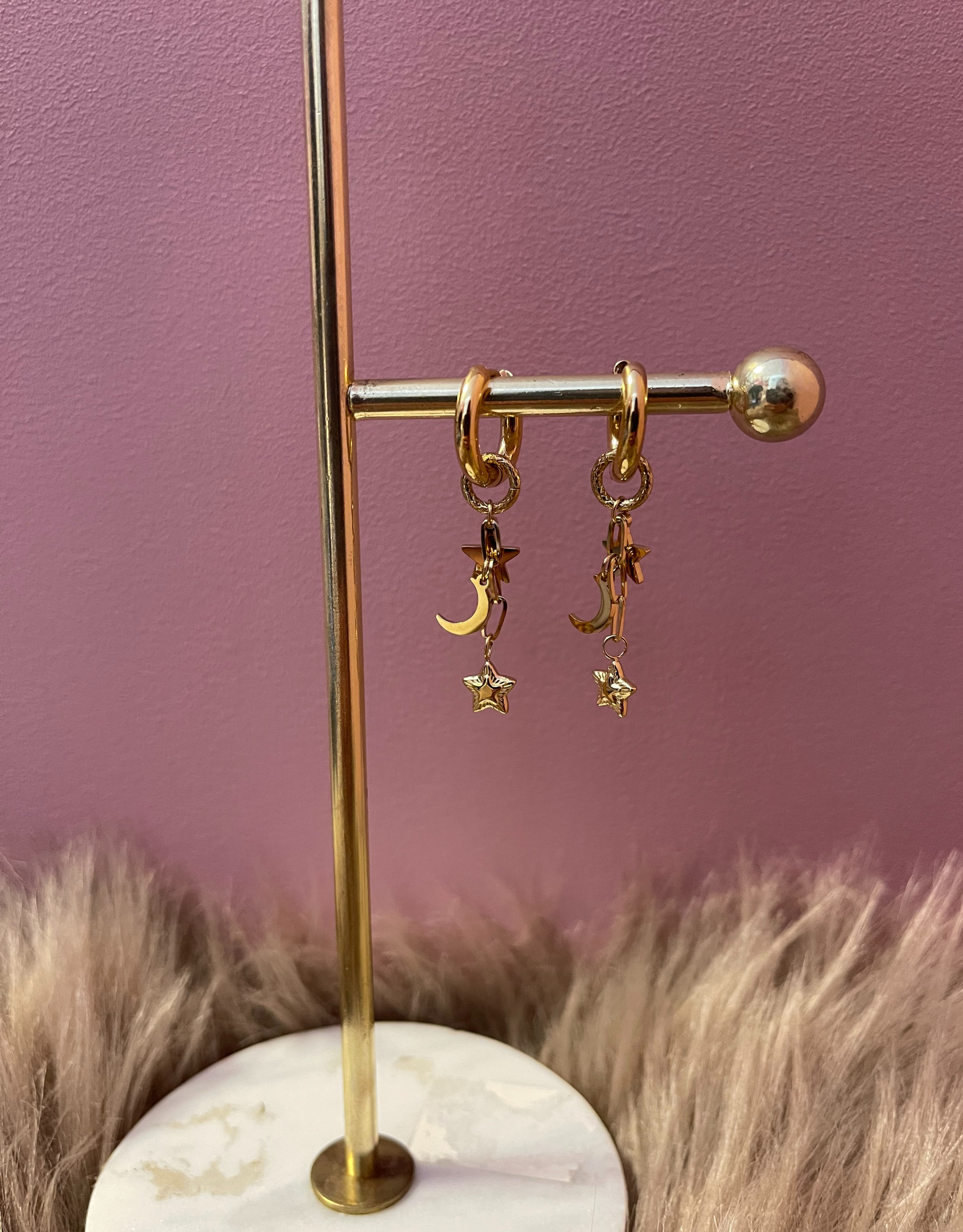 Jasmin øreringe i flot design med stjerne og måne vedhæng.