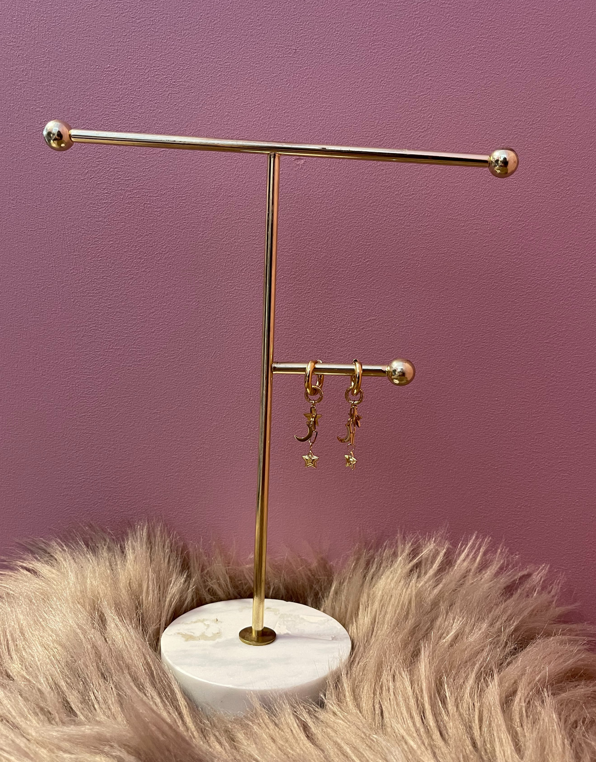 Jasmin øreringe i flot design med stjerne og måne vedhæng.