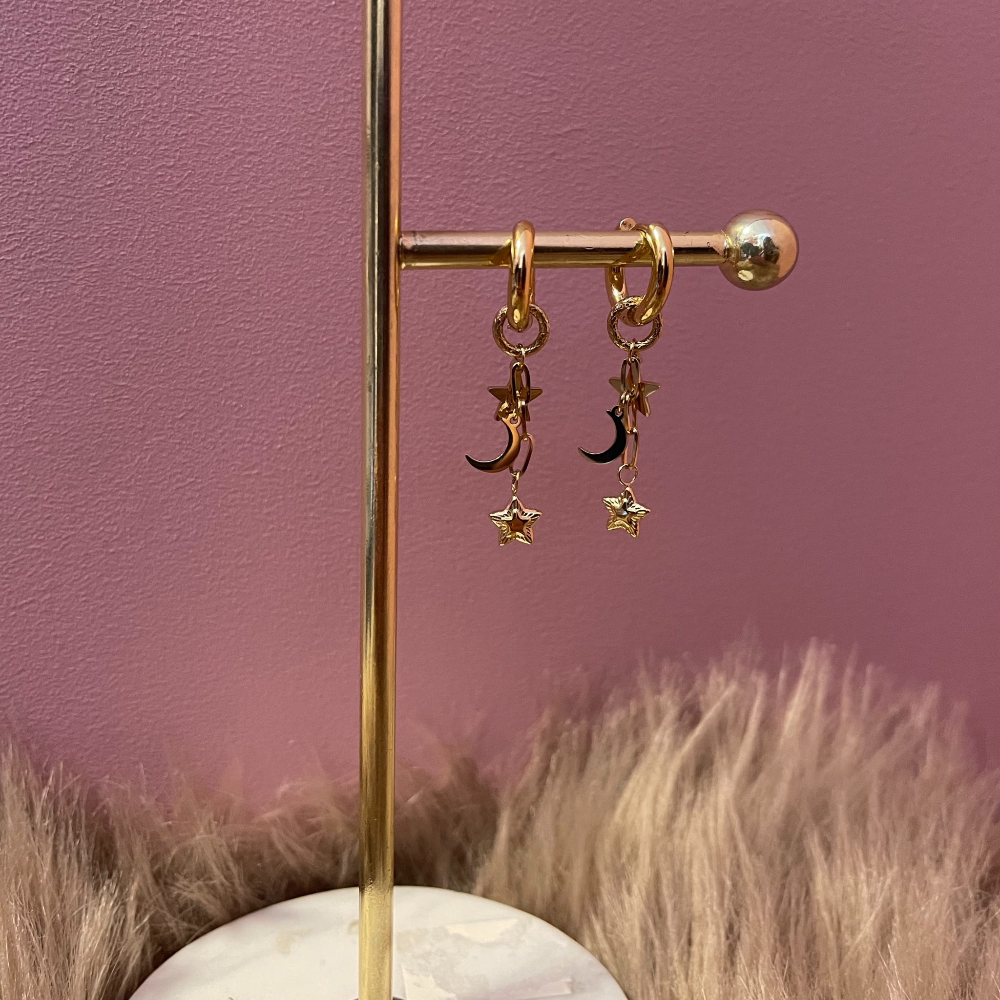 Jasmin øreringe i flot design med stjerne og måne vedhæng.