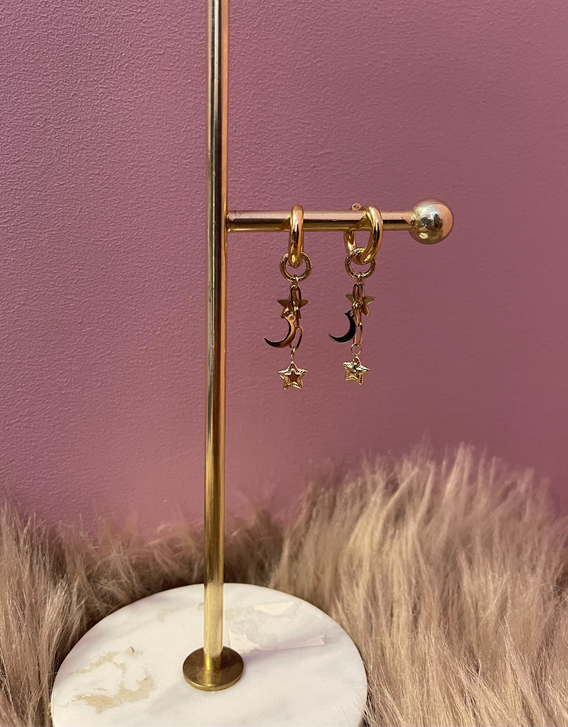 Jasmin øreringe i flot design med stjerne og måne vedhæng.