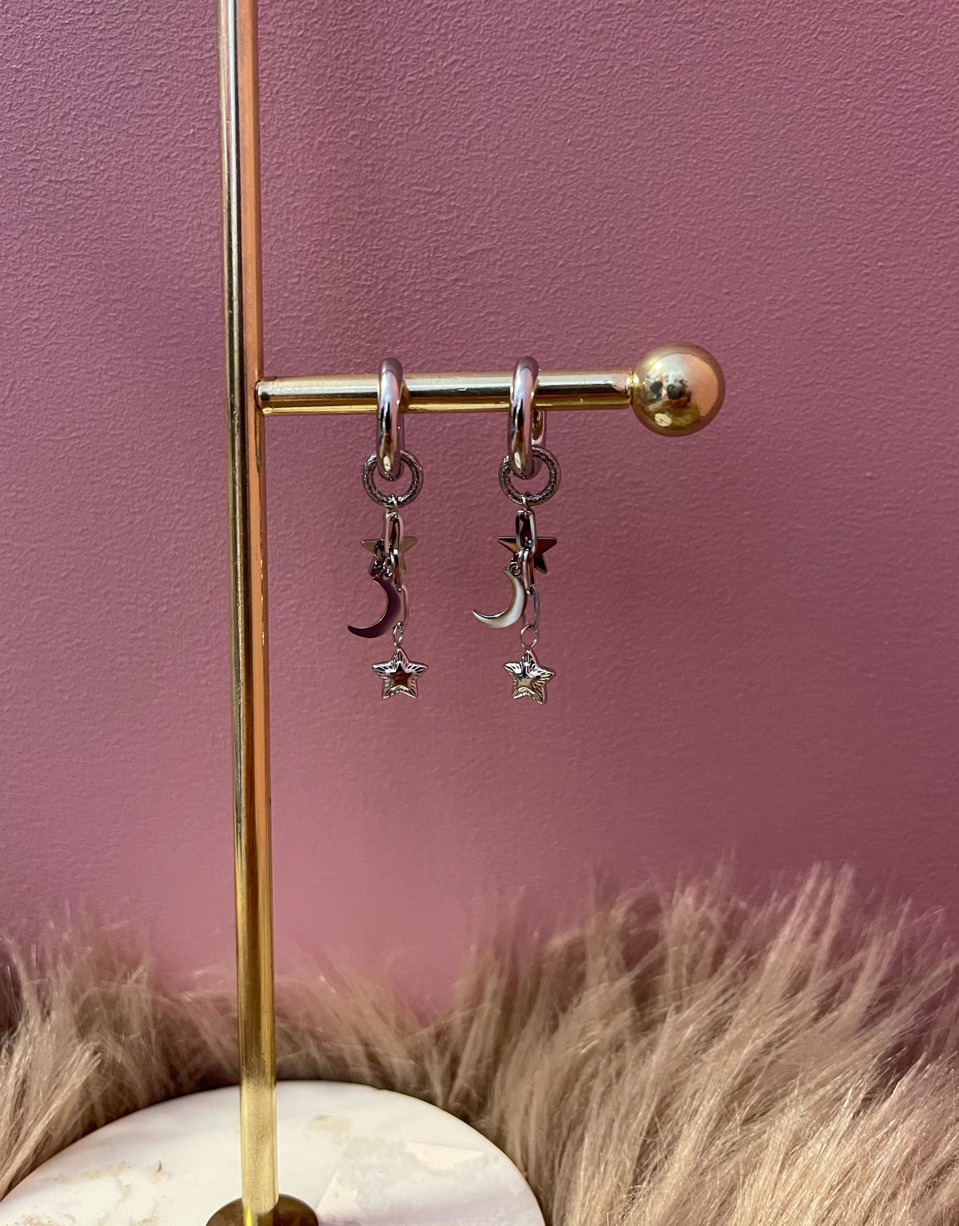 Jasmin øreringe i flot design med stjerne og måne vedhæng.