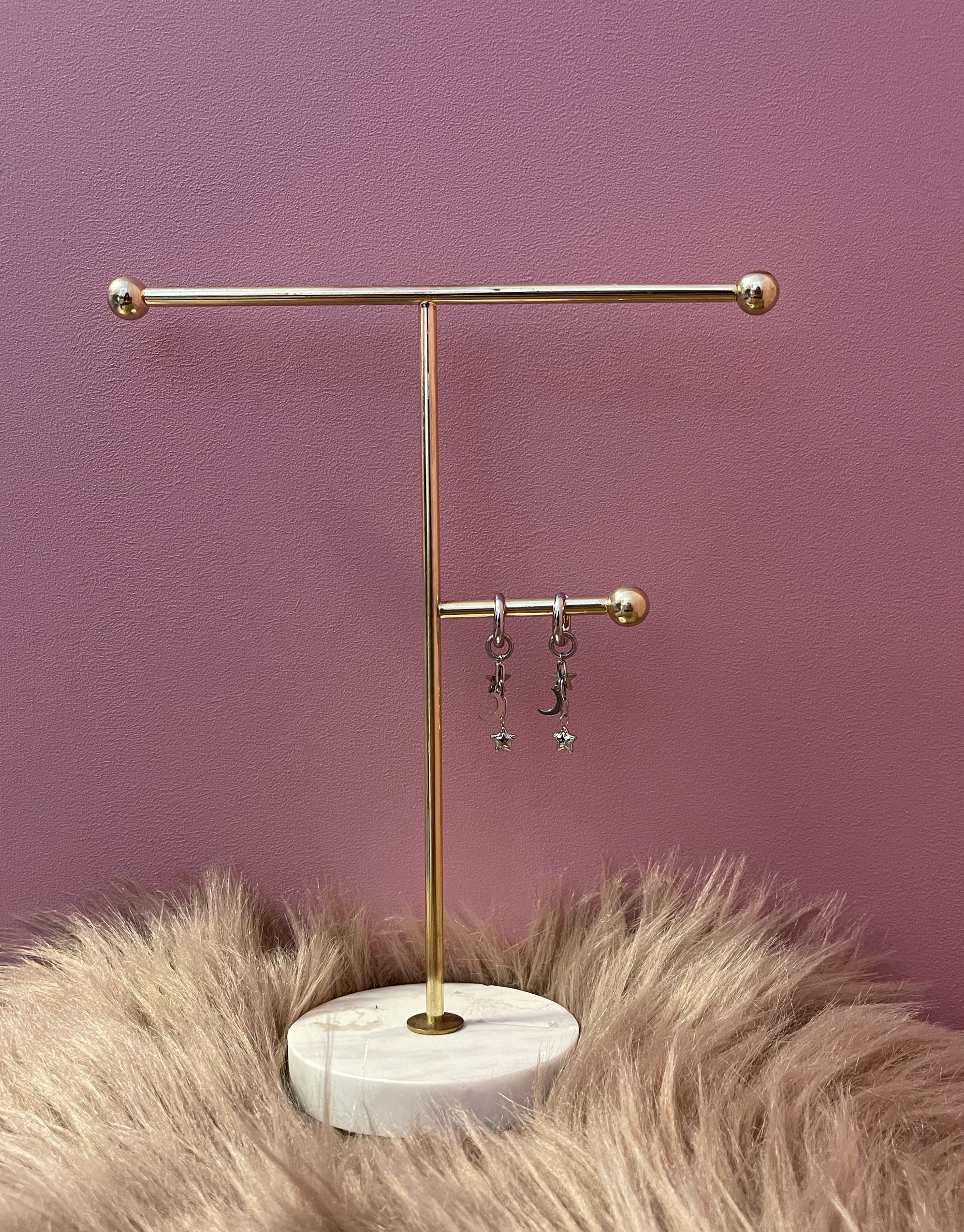 Jasmin øreringe i flot design med stjerne og måne vedhæng.