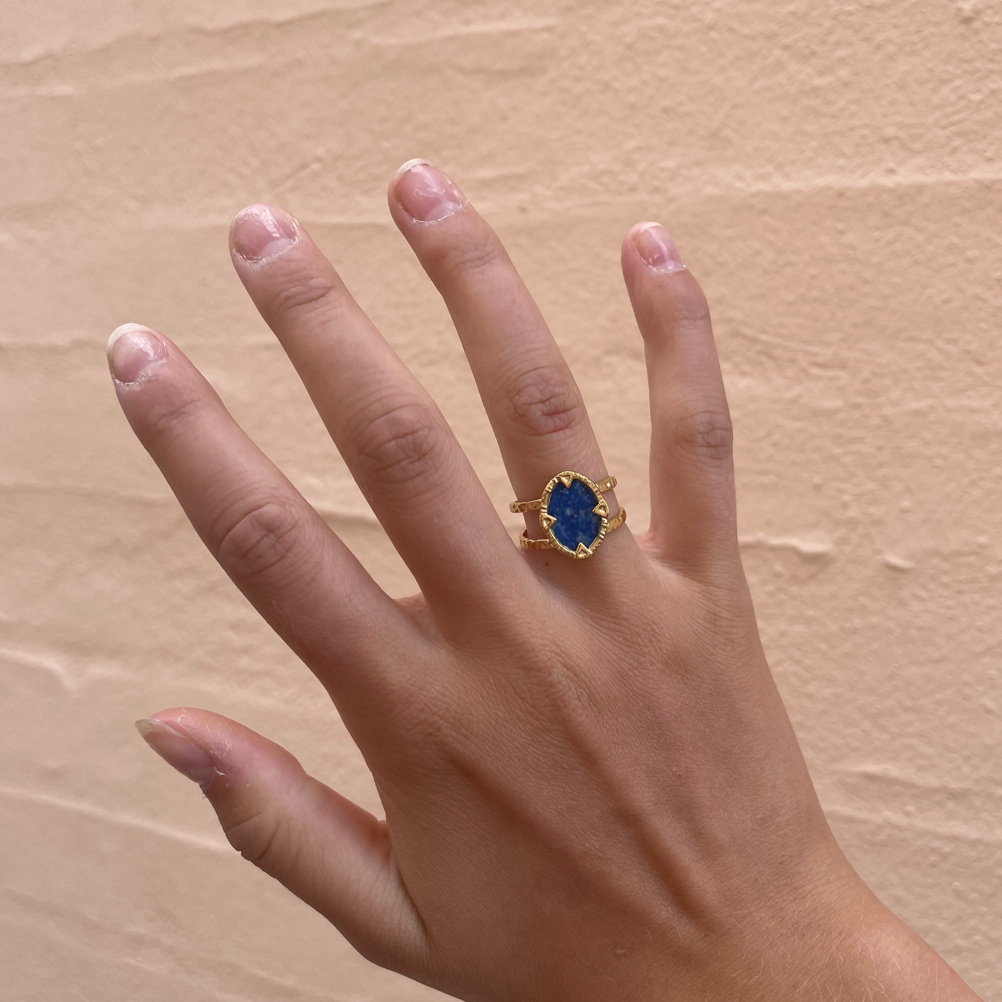 Smuk ring med flot sten.
