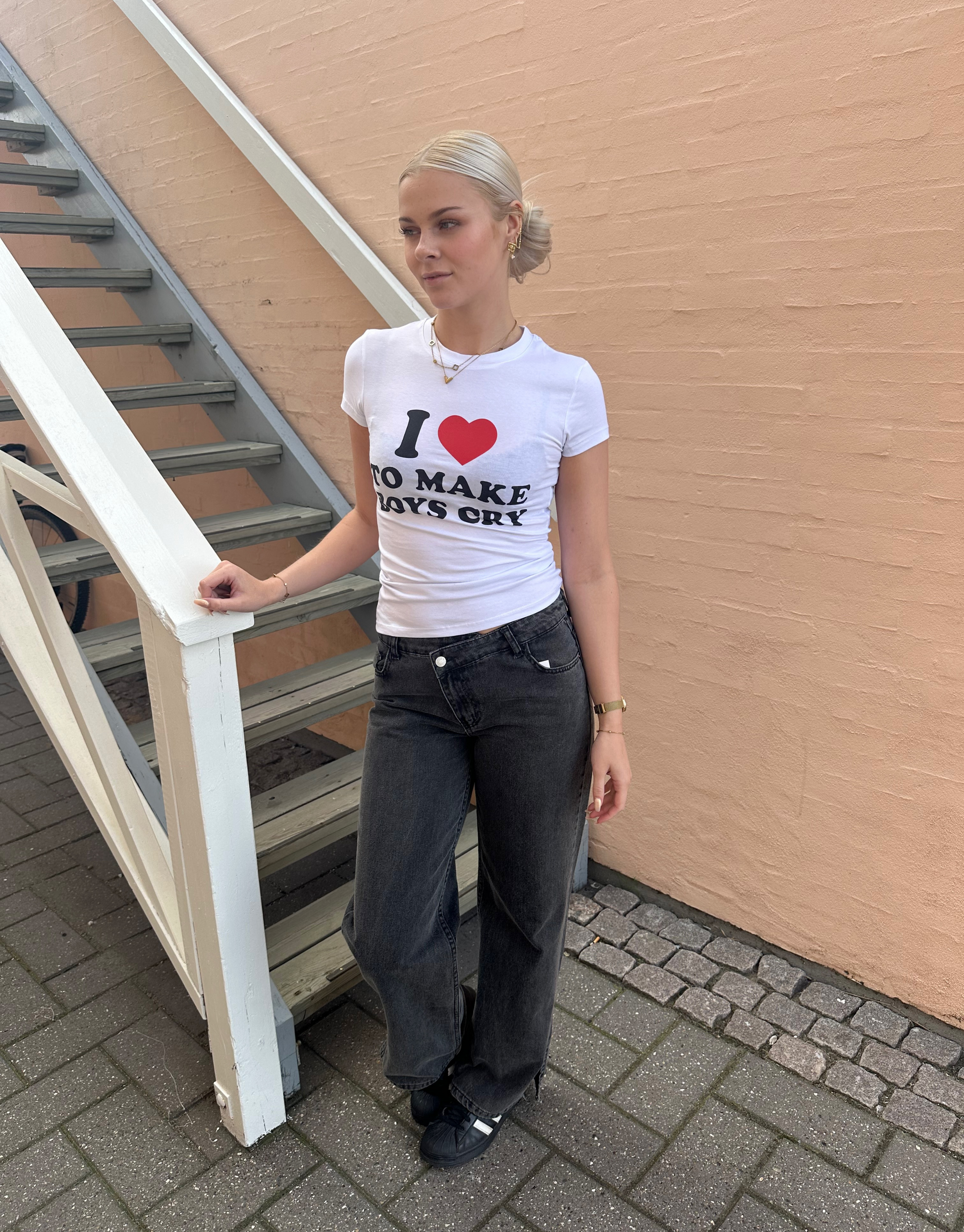 Hvid t-shirt med teksten ''I <3 to make boys cry''.