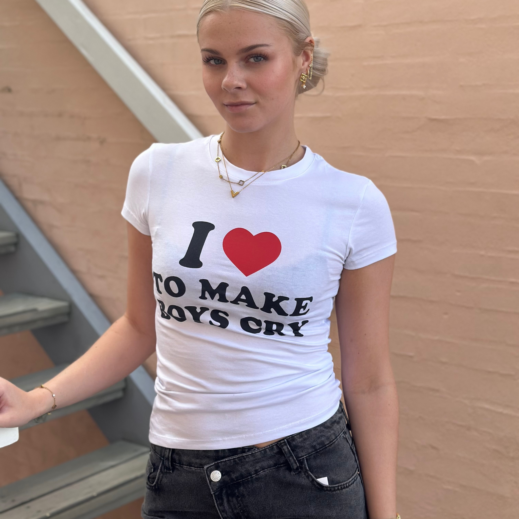 Hvid t-shirt med teksten ''I <3 to make boys cry''.
