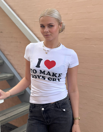 Hvid t-shirt med teksten ''I <3 to make boys cry''.