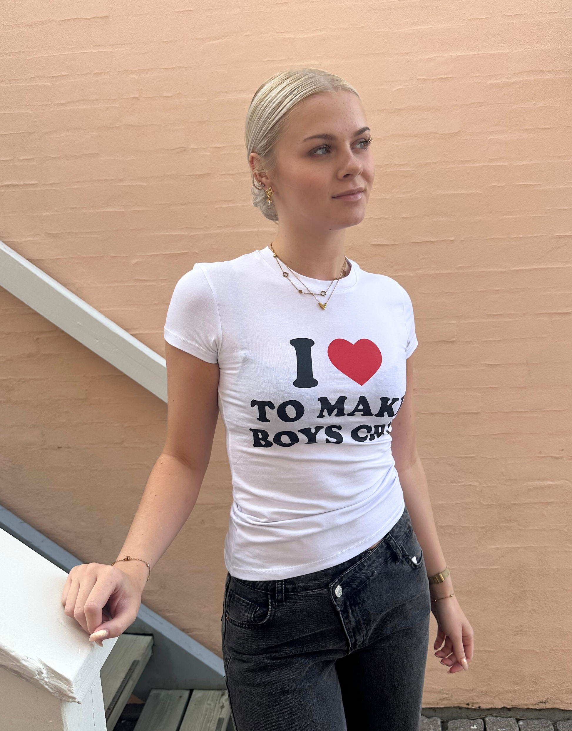 Hvid t-shirt med teksten ''I <3 to make boys cry''.