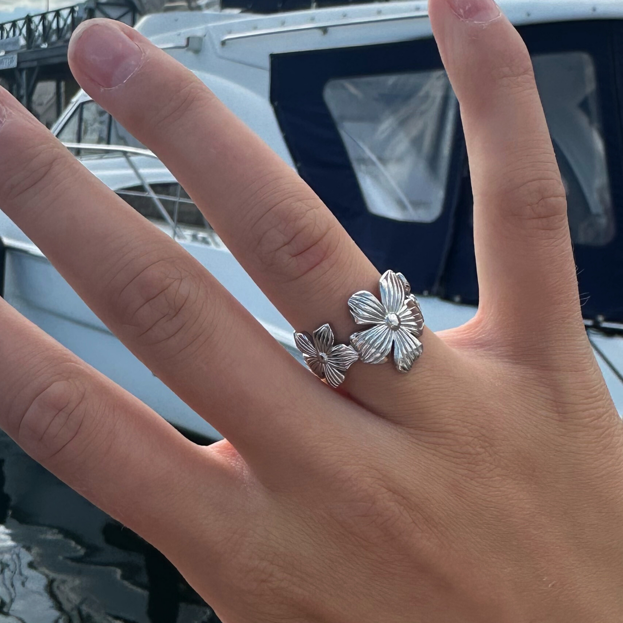 Smuk ring i blomsterdesign.