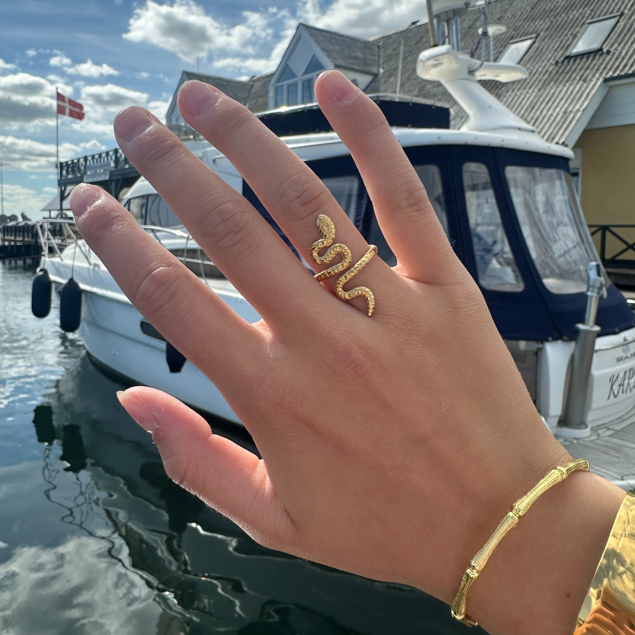 Smuk ring i slange design med textur.