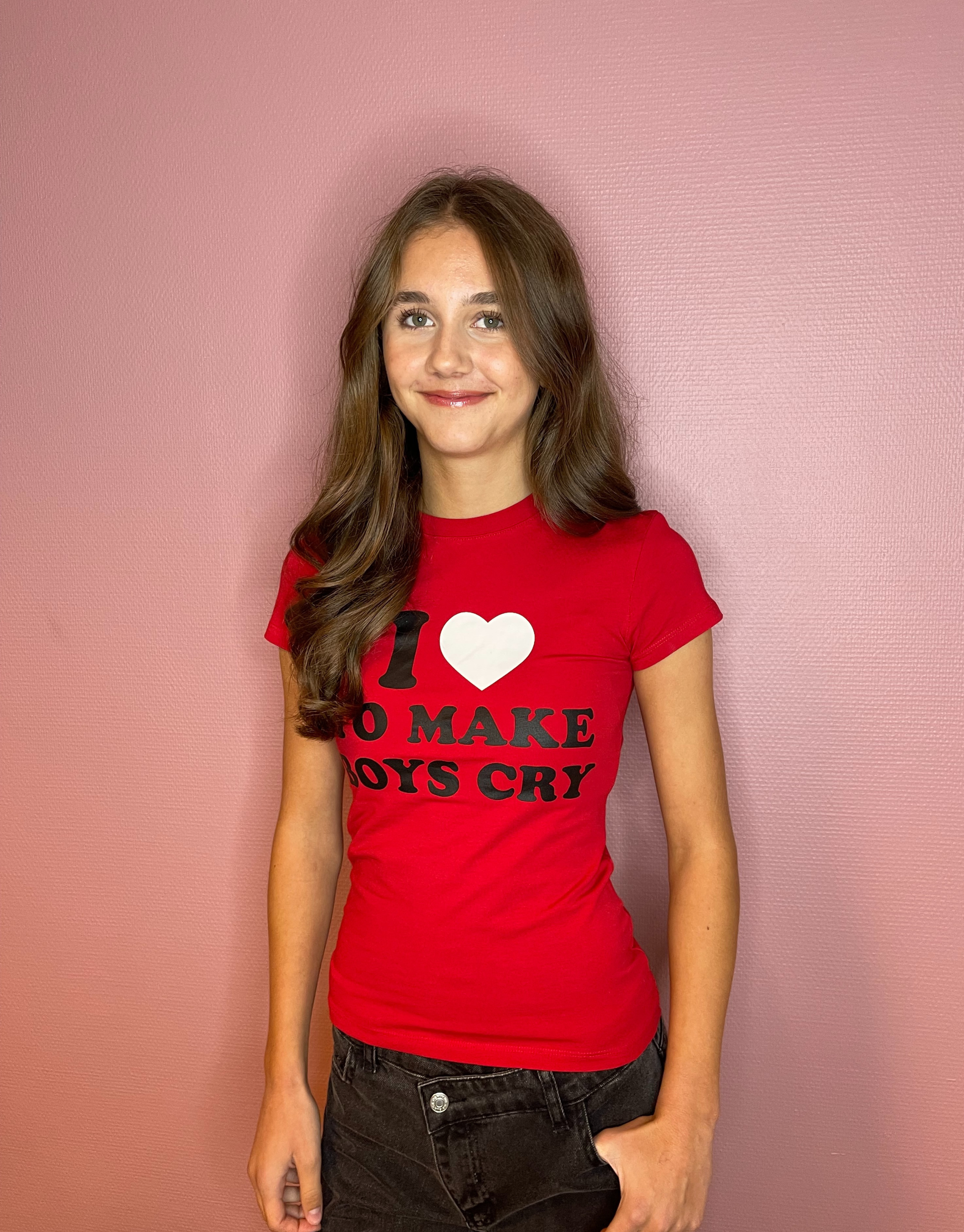 Rød t-shirt med teksten ''I love to make boys cry''.