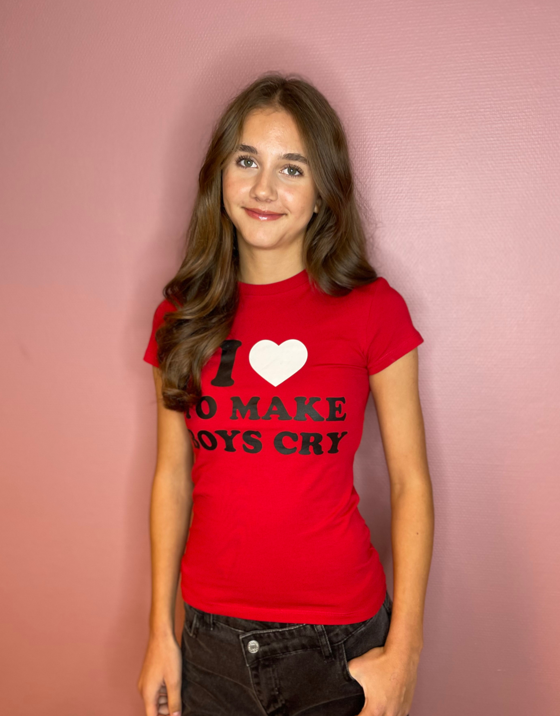 Rød t-shirt med teksten ''I love to make boys cry''.