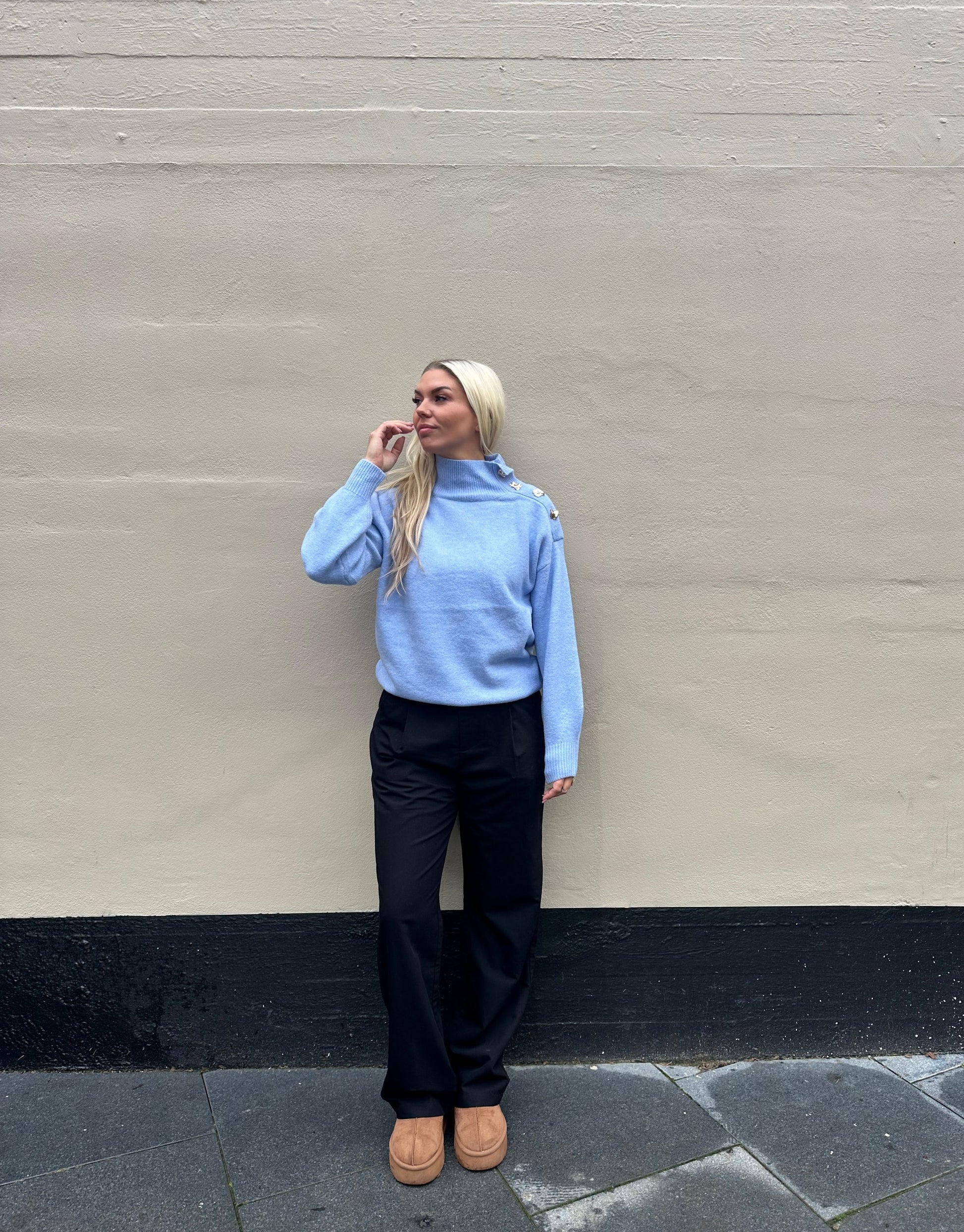 Lækker varm strik i den flotteste lyseblå farve med guld detaljer ved halsen.