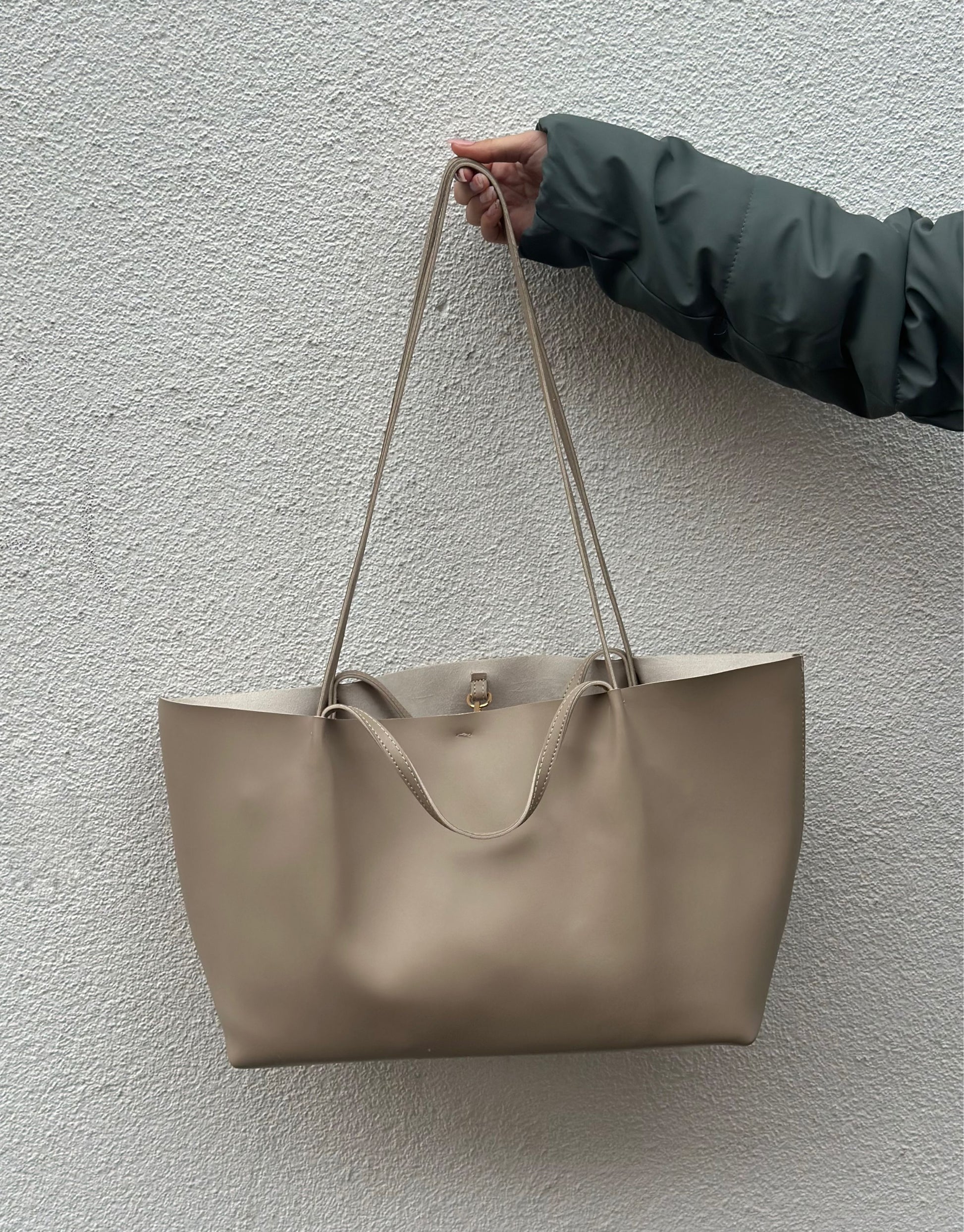 Den smukke Maya taske i beige er den perfekte hverdagstaske, da den både kan bruges til skolebrug samt indeholde alt det nødvendige.