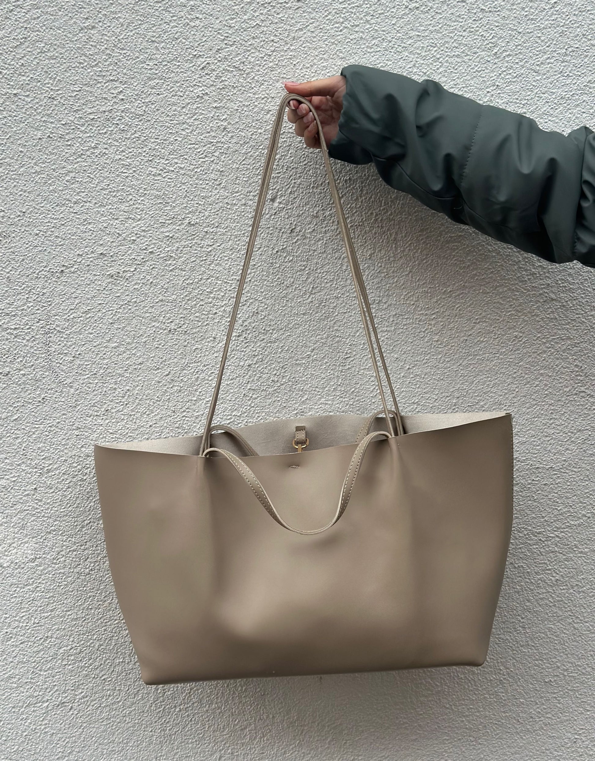 Den smukke Maya taske i beige er den perfekte hverdagstaske, da den både kan bruges til skolebrug samt indeholde alt det nødvendige.