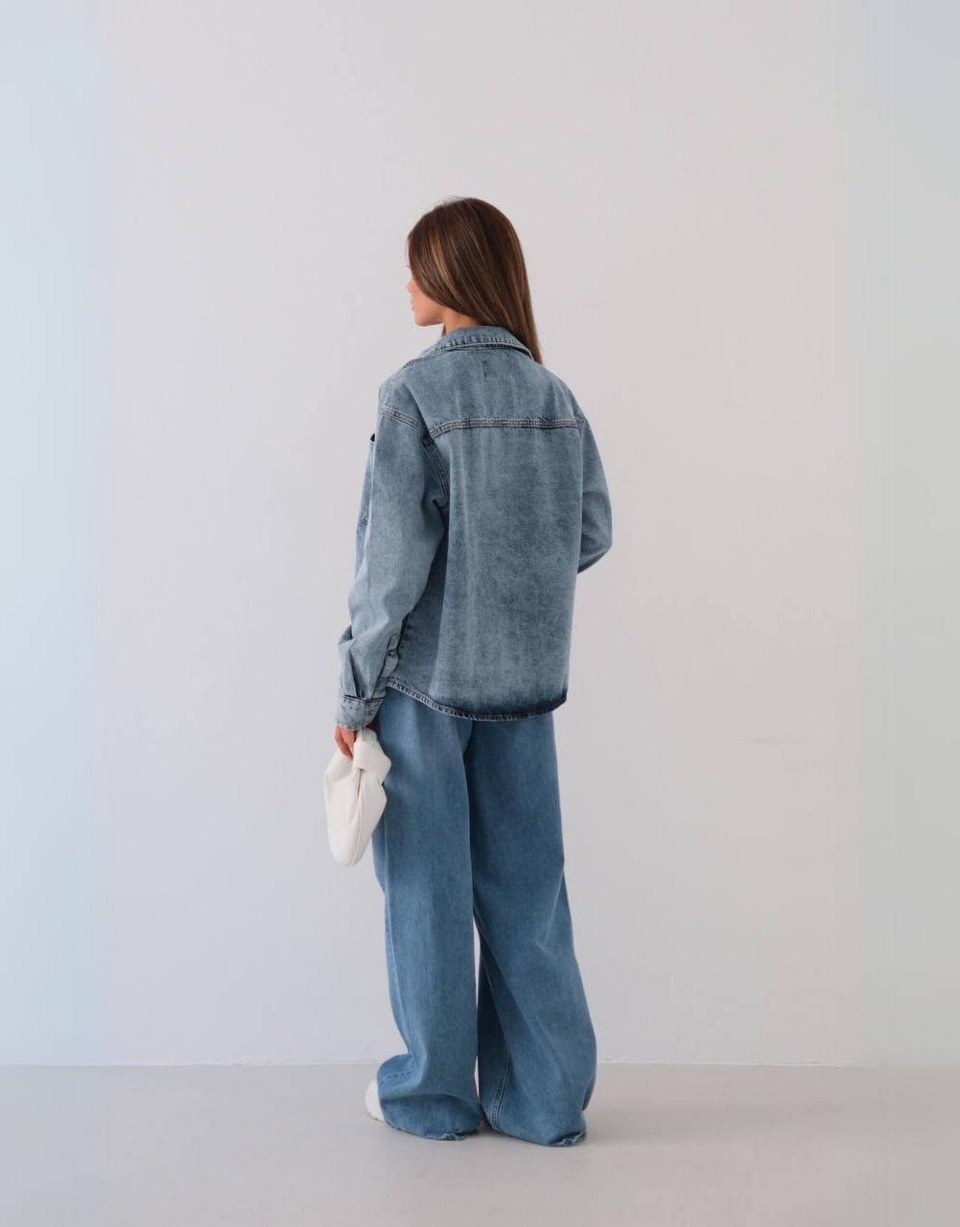 Skøn denim jakke i oversized look med bryst lomme og knapper. 