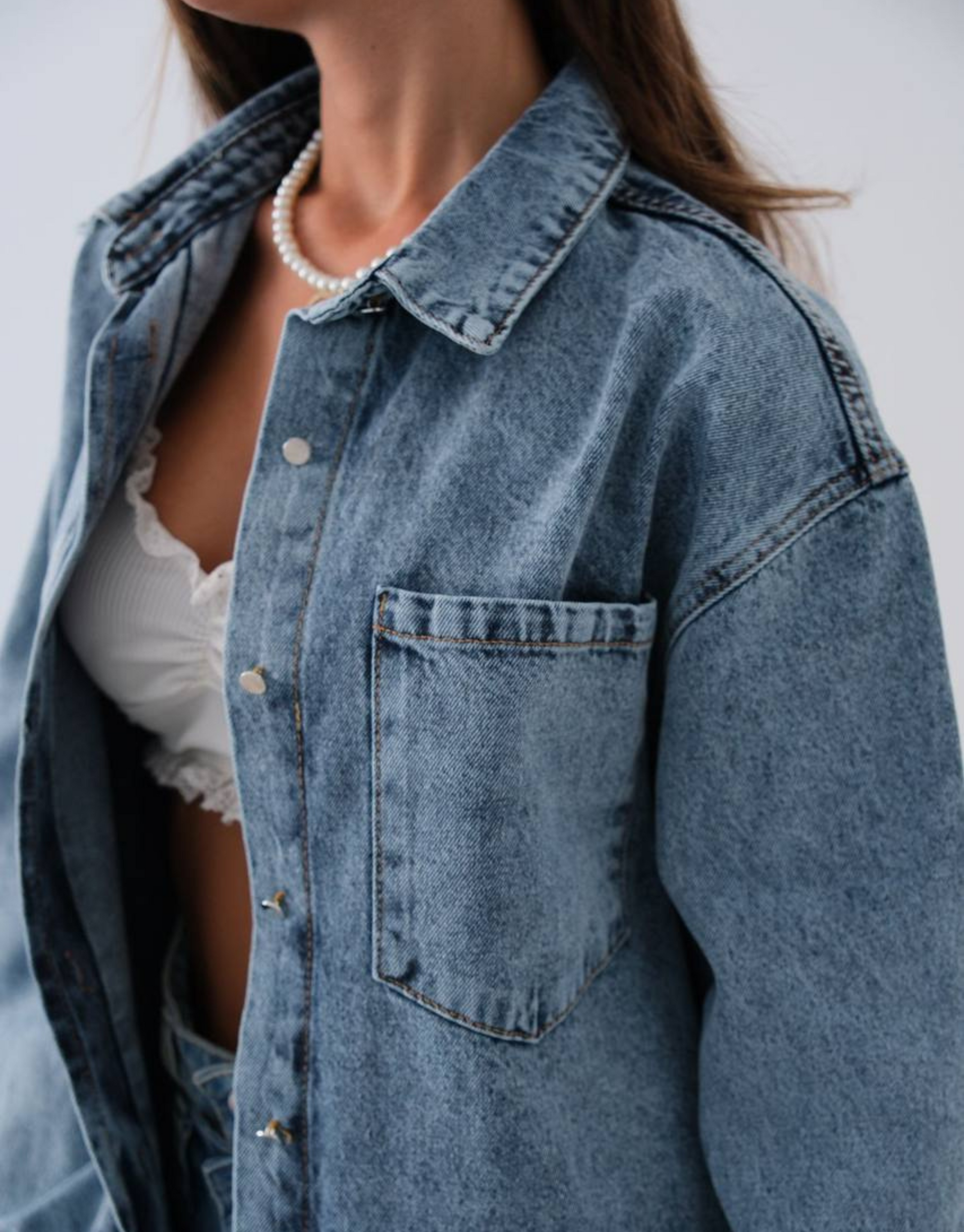 Skøn denim jakke i oversized look med bryst lomme og knapper. 