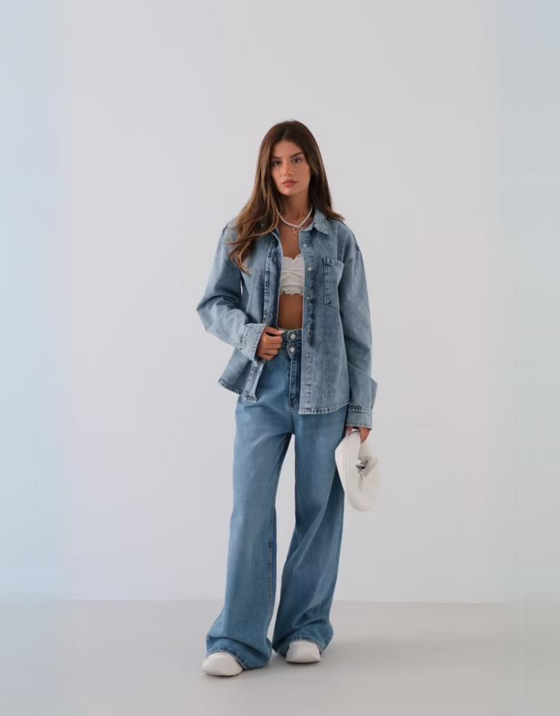 Skøn denim jakke i oversized look med bryst lomme og knapper. 