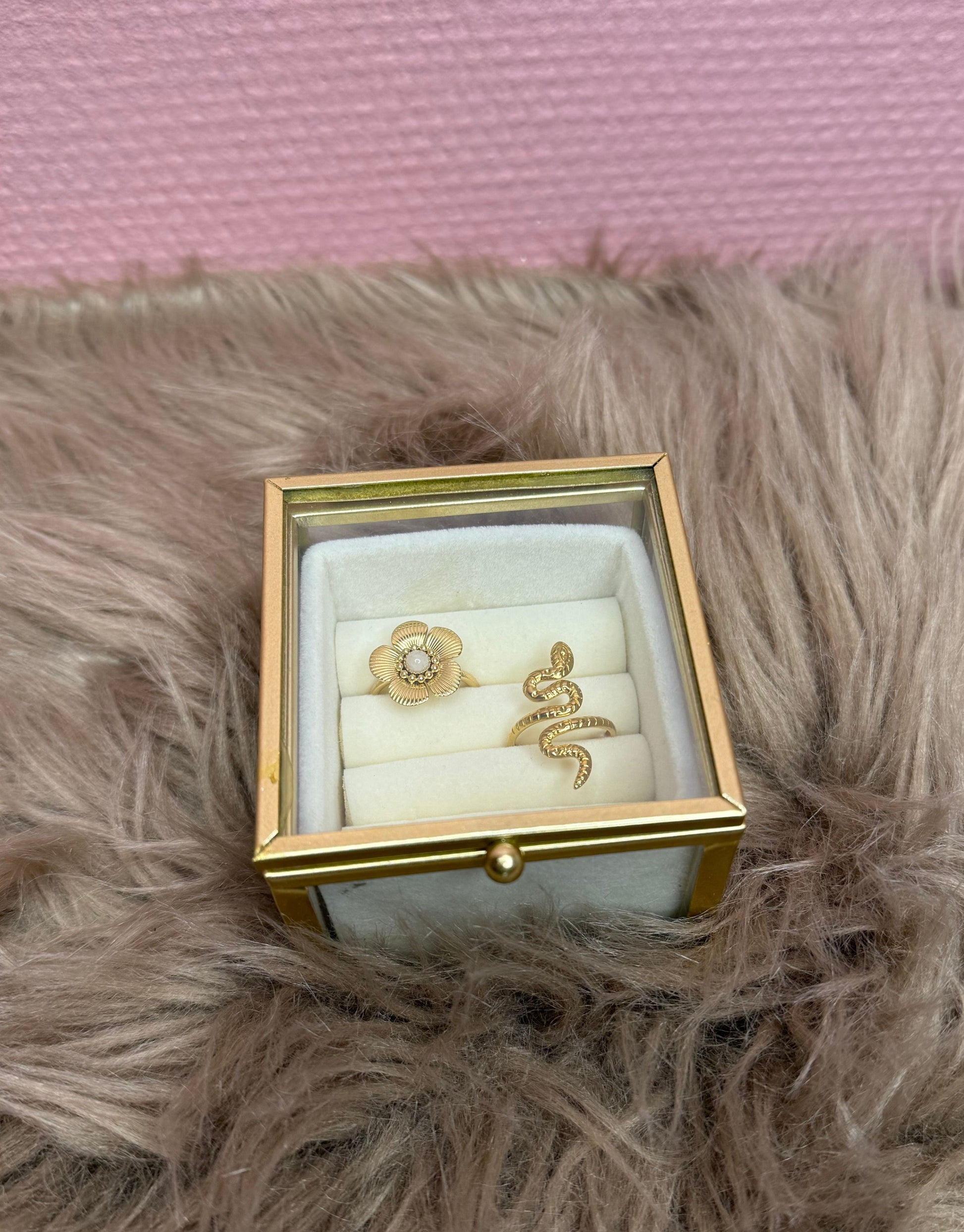 Sødt lille smykkeskrin i beige velour med guldkanter og glas