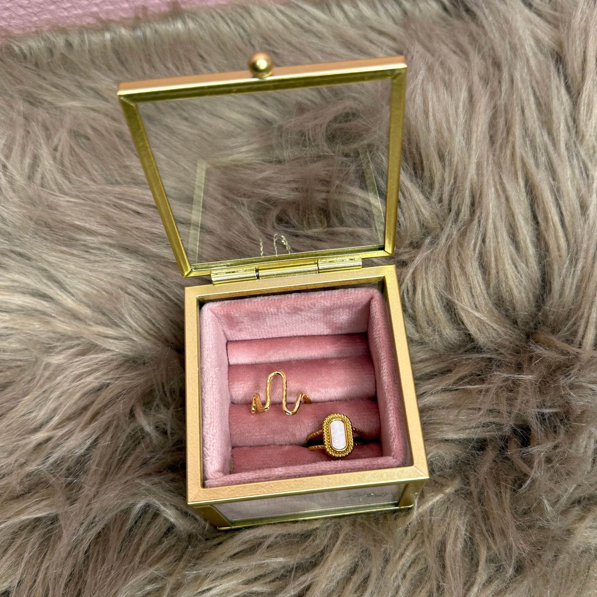 Sødt lille smykkeskrin i beige velour med guldkanter og glas.

Perfekt til ringe eller ørestikkere.