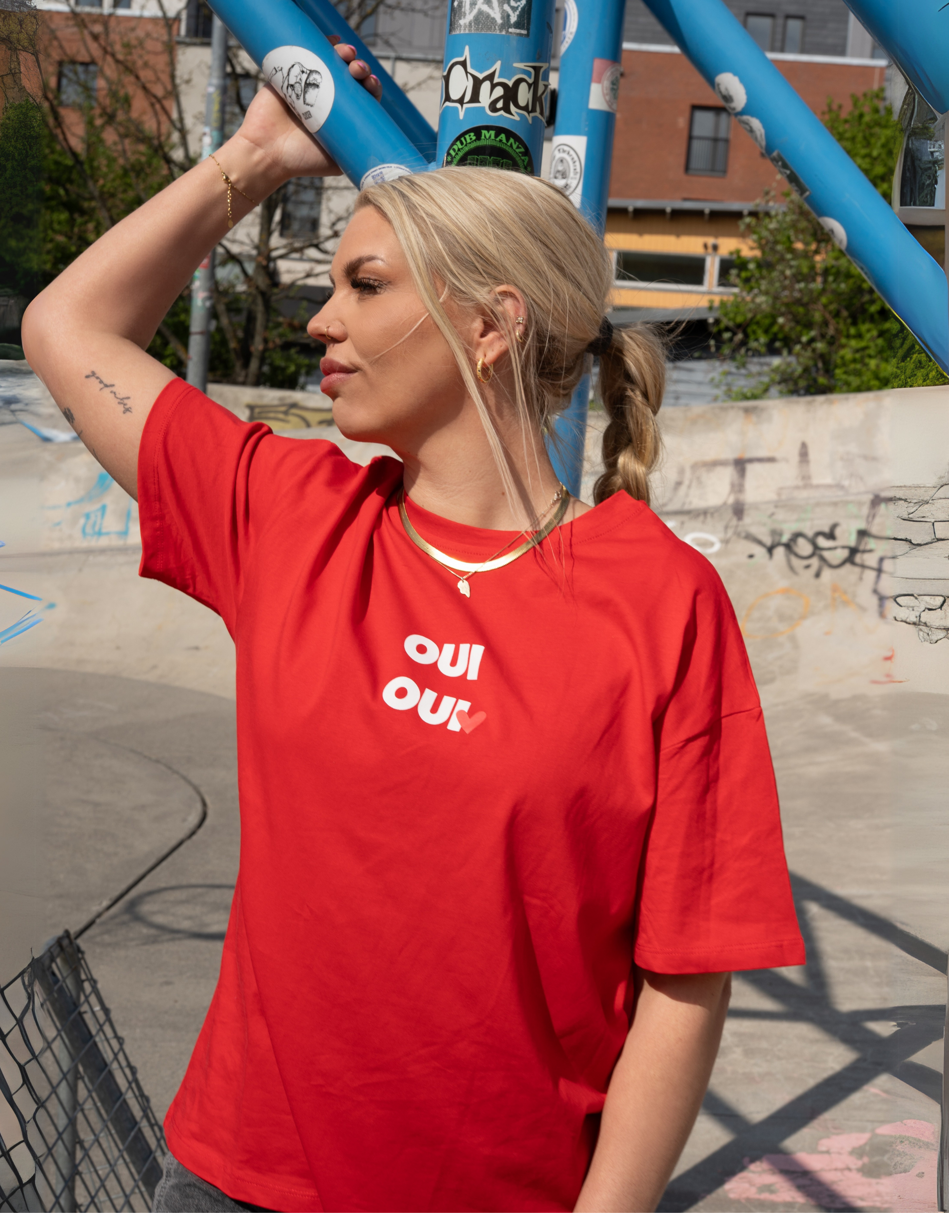 Skøn oversized t-shirt i rød med hvidt Oui Oui print.