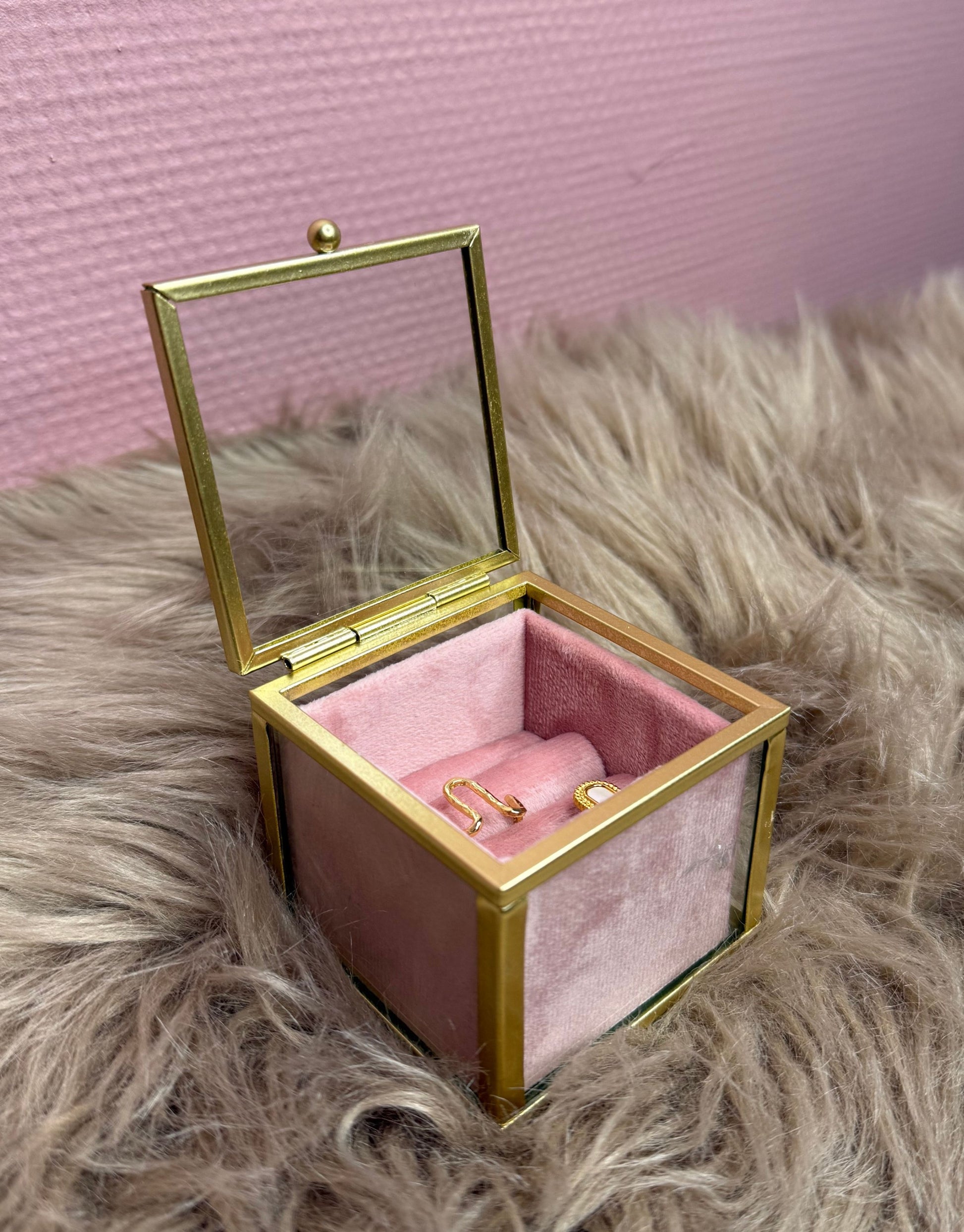 Sødt lille smykkeskrin i beige velour med guldkanter og glas.

Perfekt til ringe eller ørestikkere.