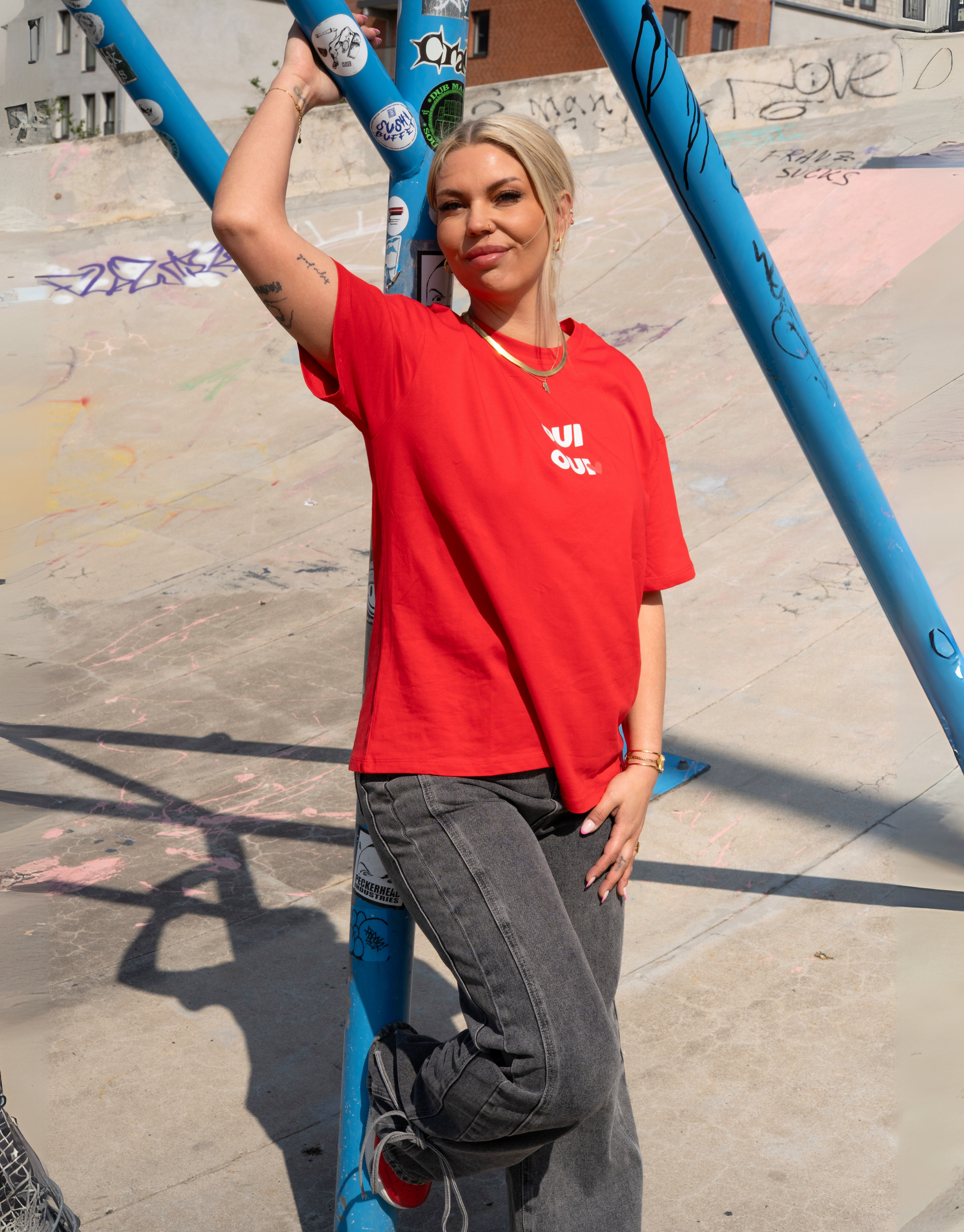 Skøn oversized t-shirt i rød med hvidt Oui Oui print.