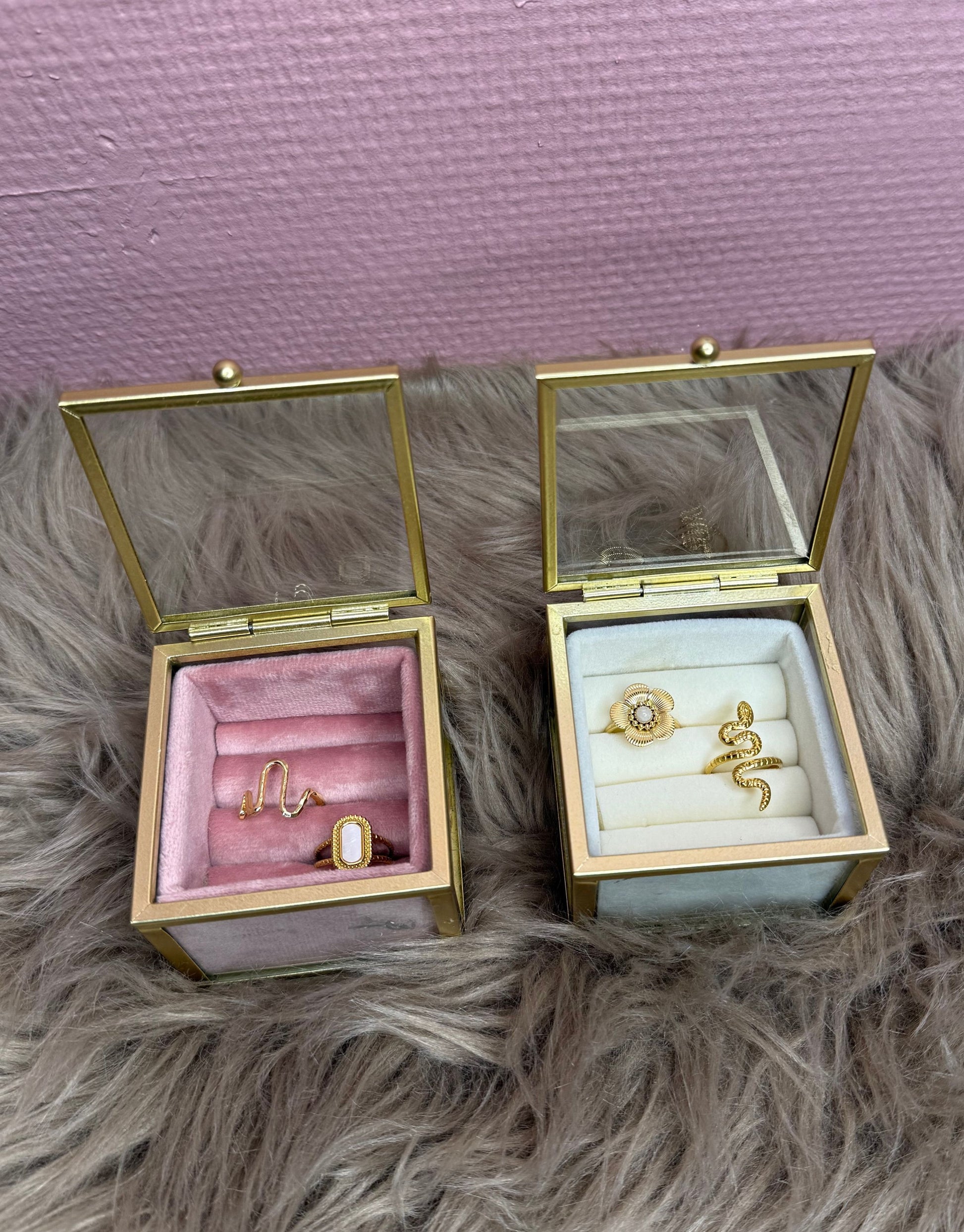 Sødt lille smykkeskrin i beige velour med guldkanter og glas.

Perfekt til ringe eller ørestikkere.