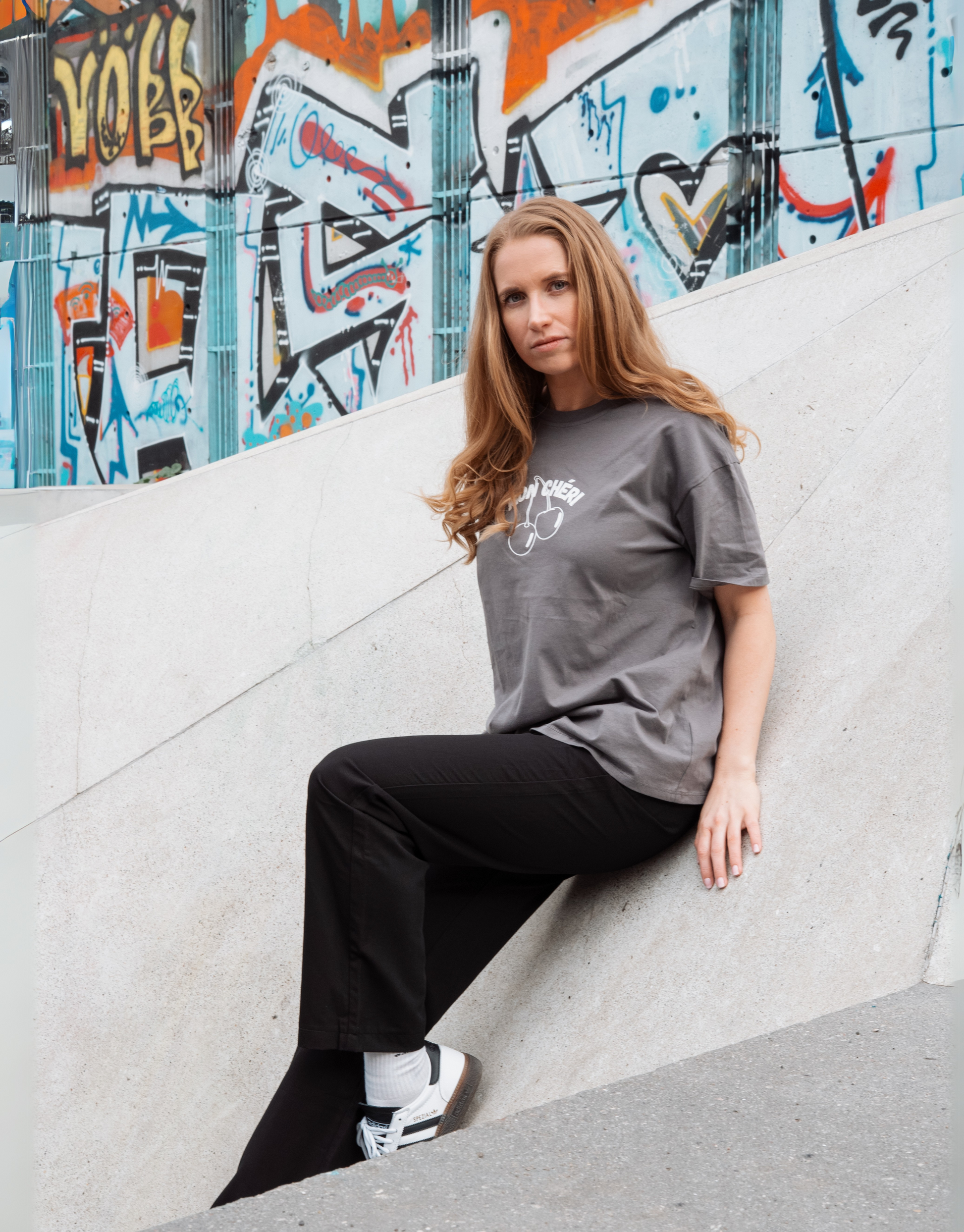 Skøn oversized t-shirt med Mon Cheri print, som på fransk betyder mit kirsebær eller min skat.