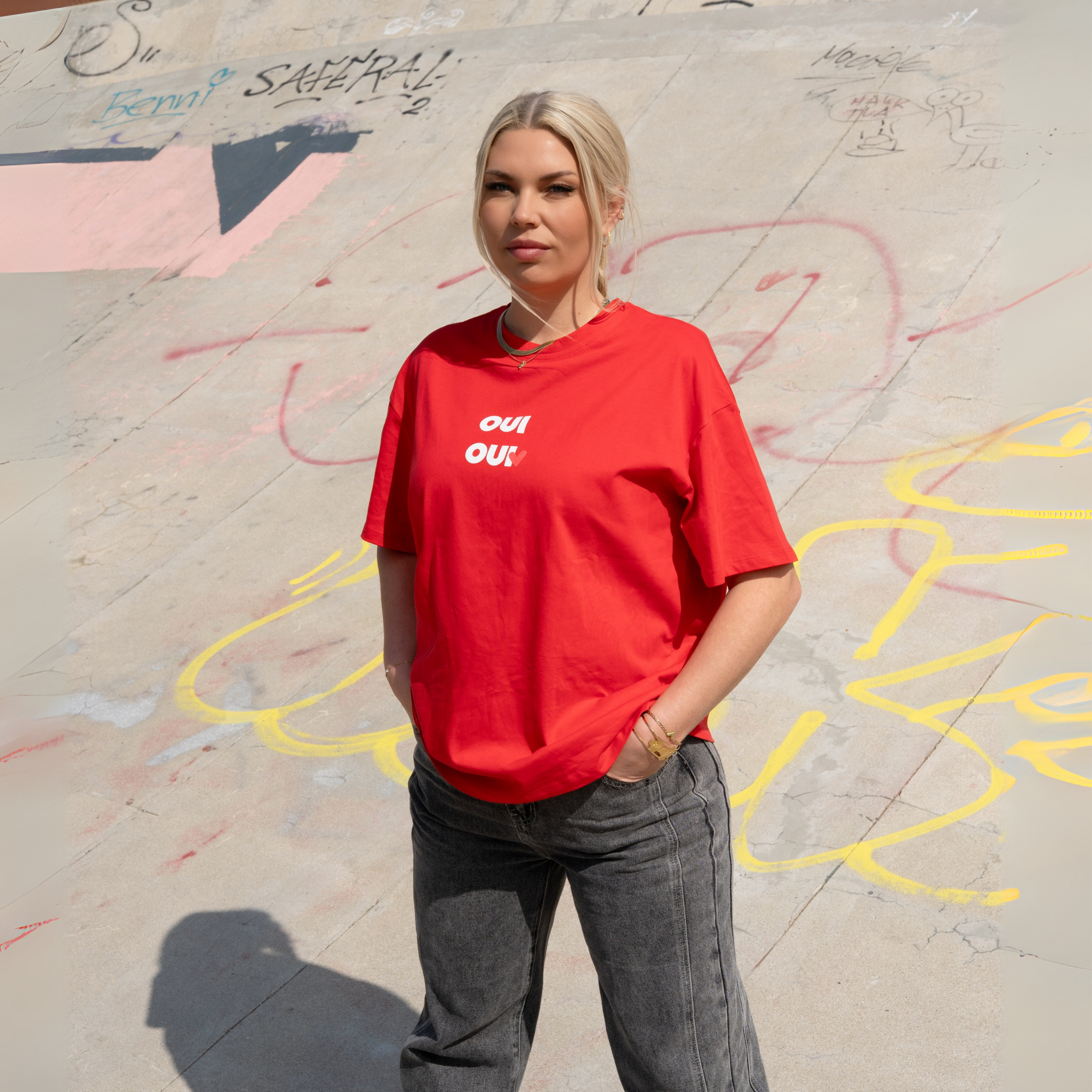Skøn oversized t-shirt i rød med hvidt Oui Oui print.