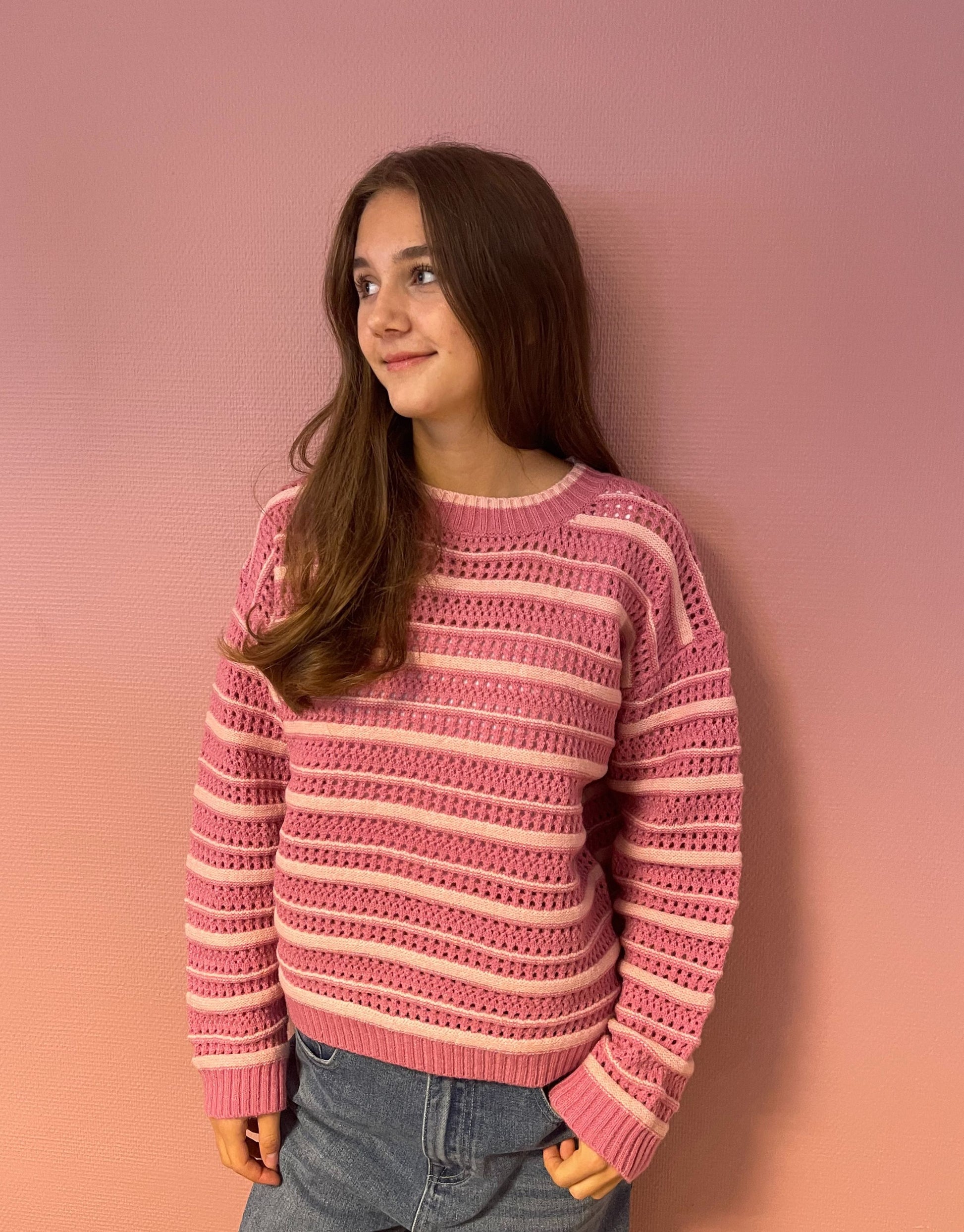 Smuk striktrøje i lyserød med striber.