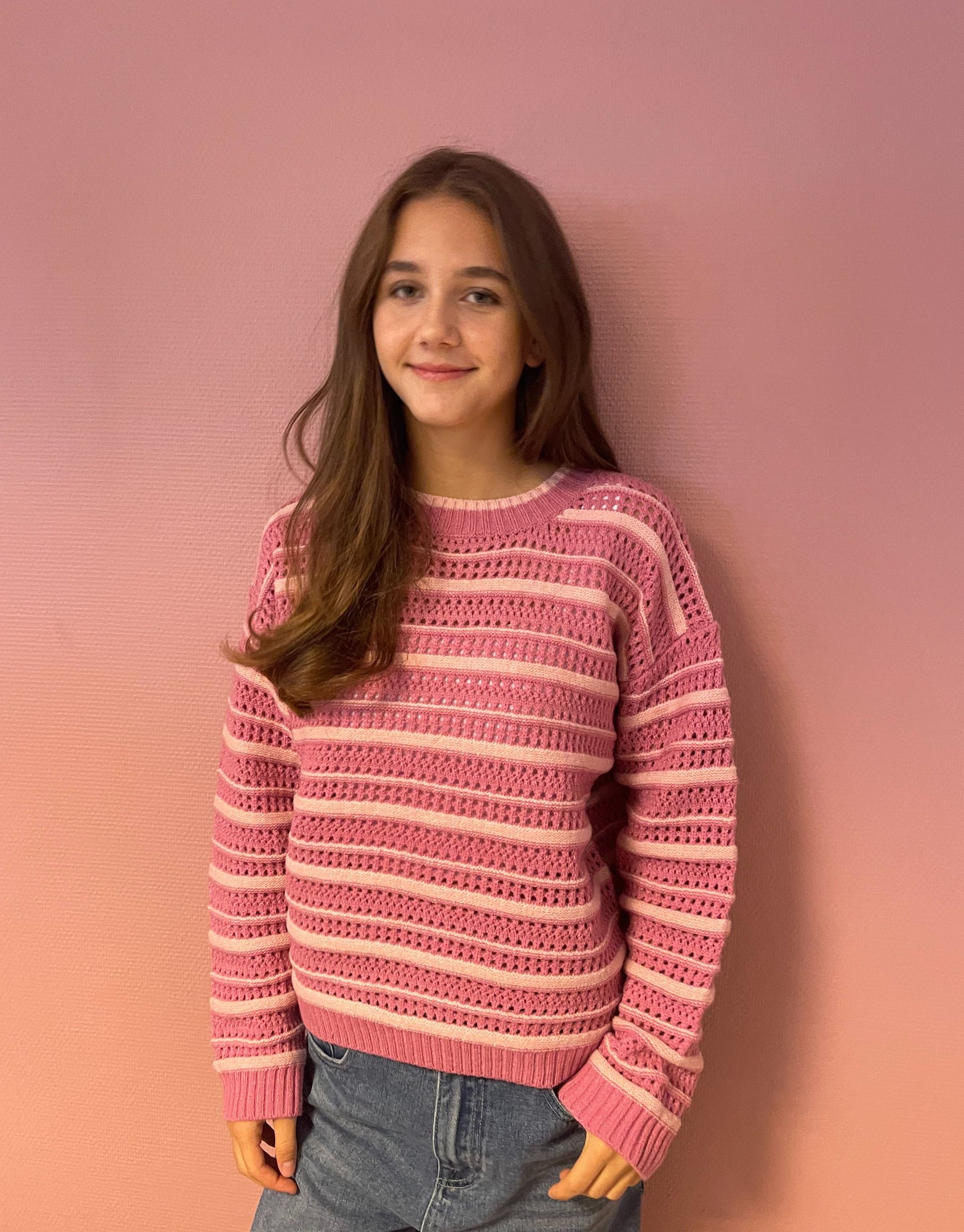 Smuk striktrøje i lyserød med striber.