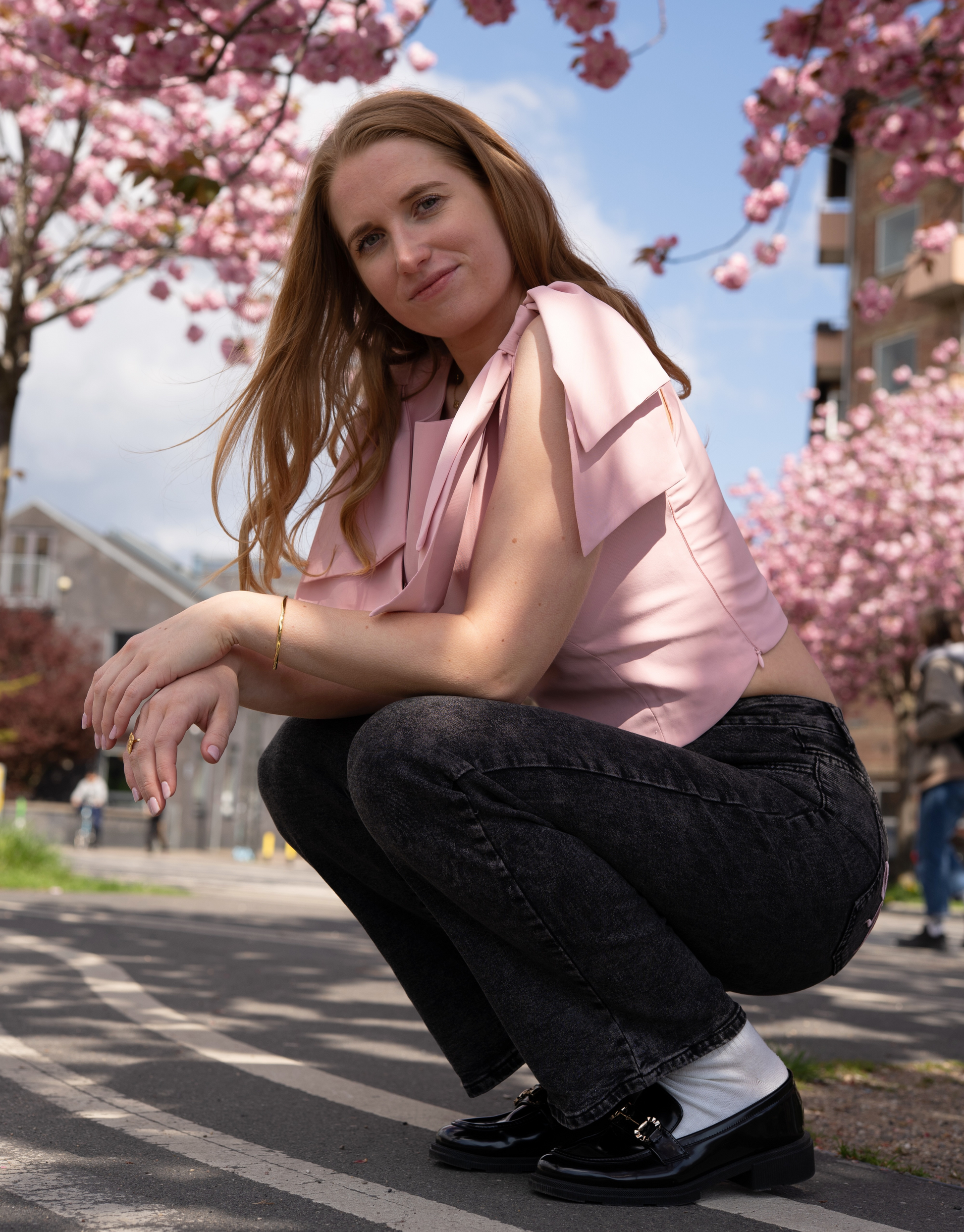 De skønneste jeans med lyserøde sløjfer på baglommerne.