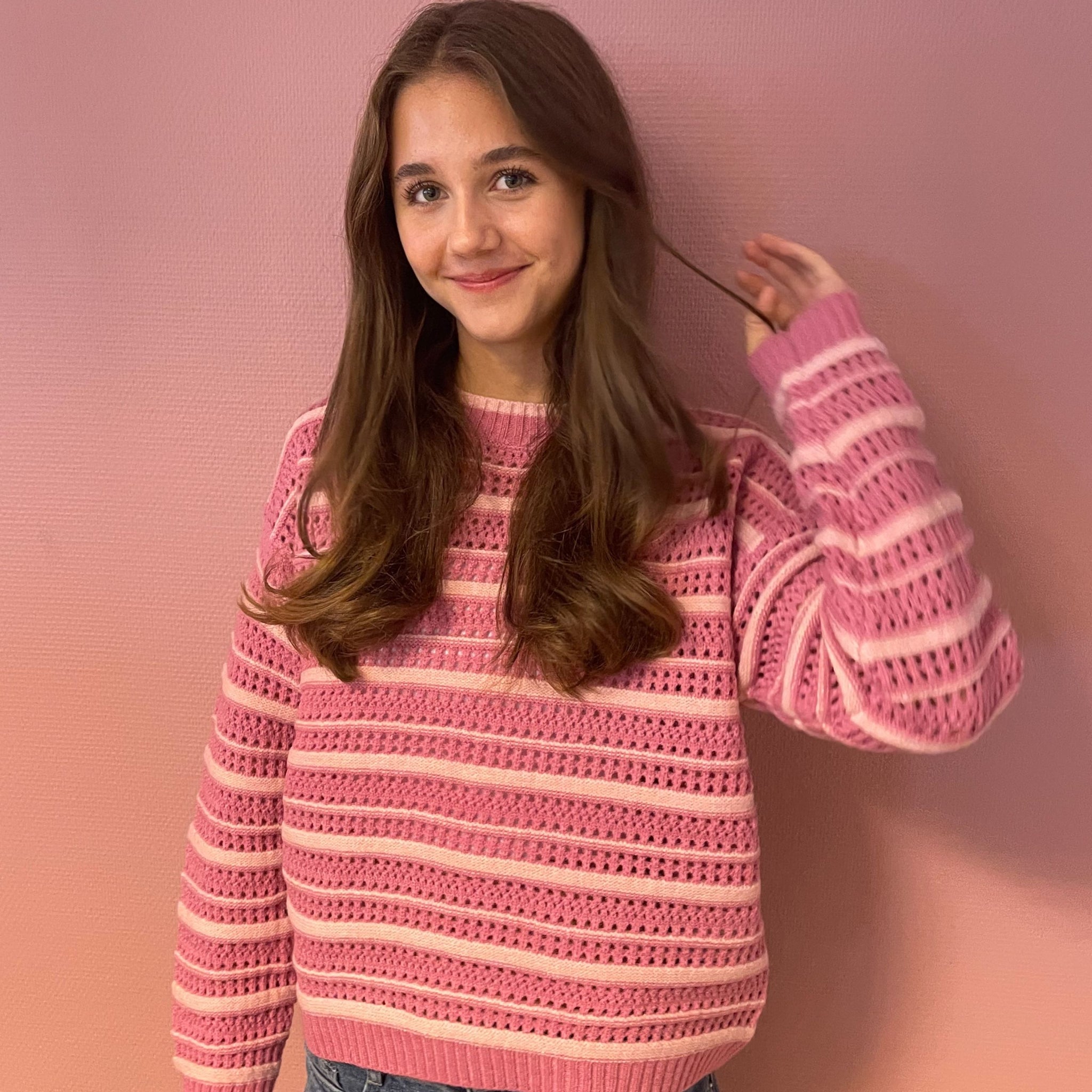 Smuk striktrøje i lyserød med striber.