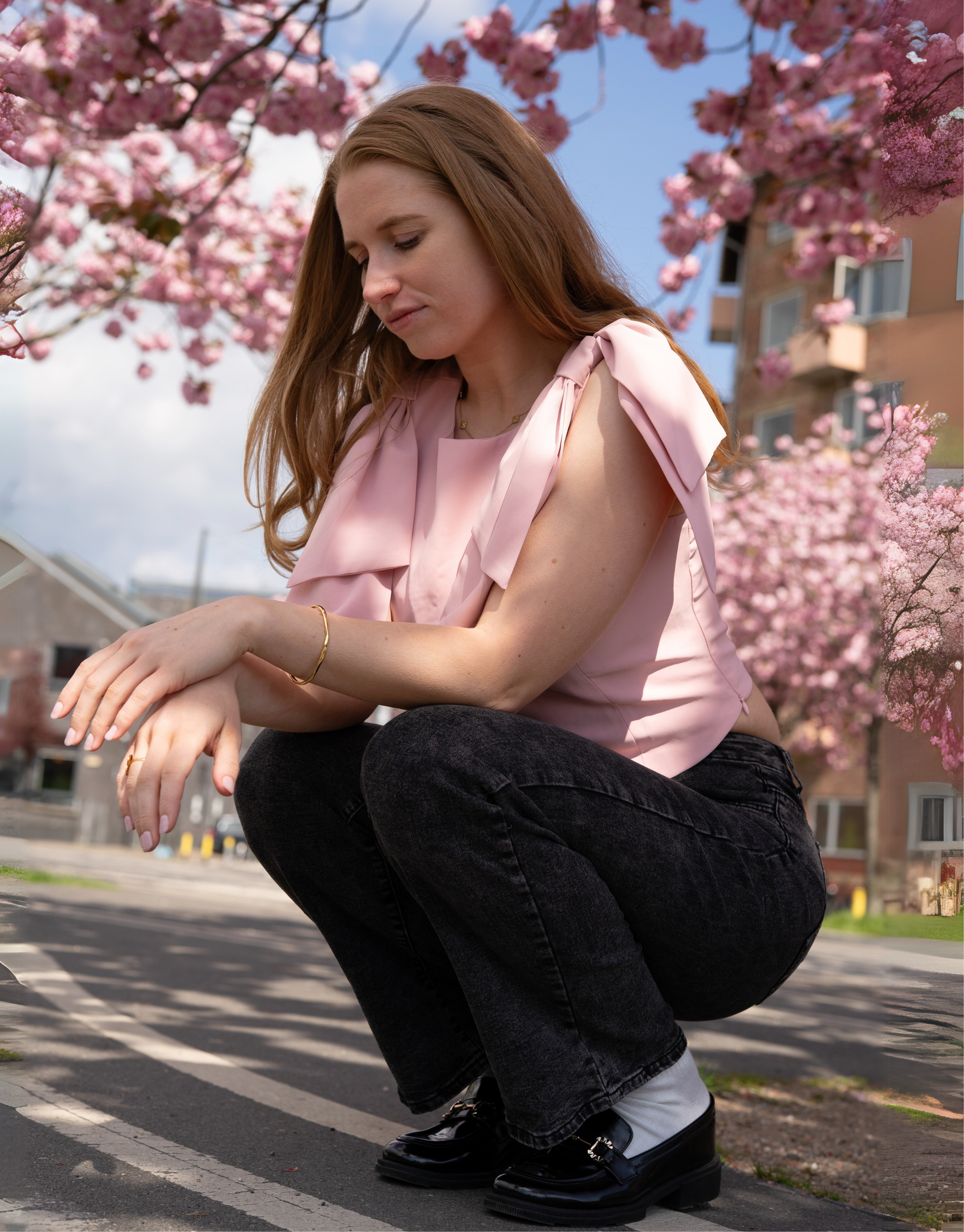 De skønneste jeans med lyserøde sløjfer på baglommerne.
