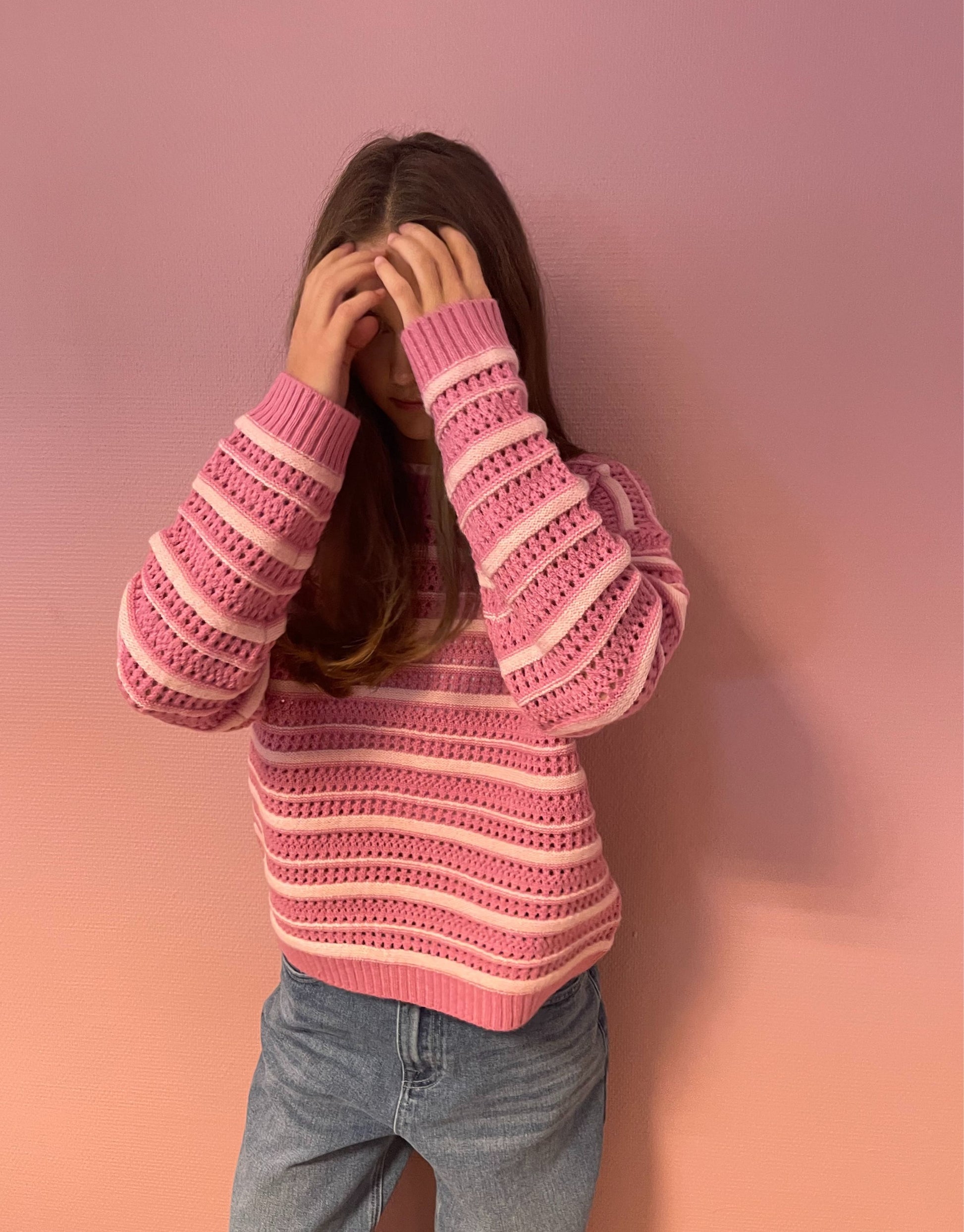 Smuk striktrøje i lyserød med striber.