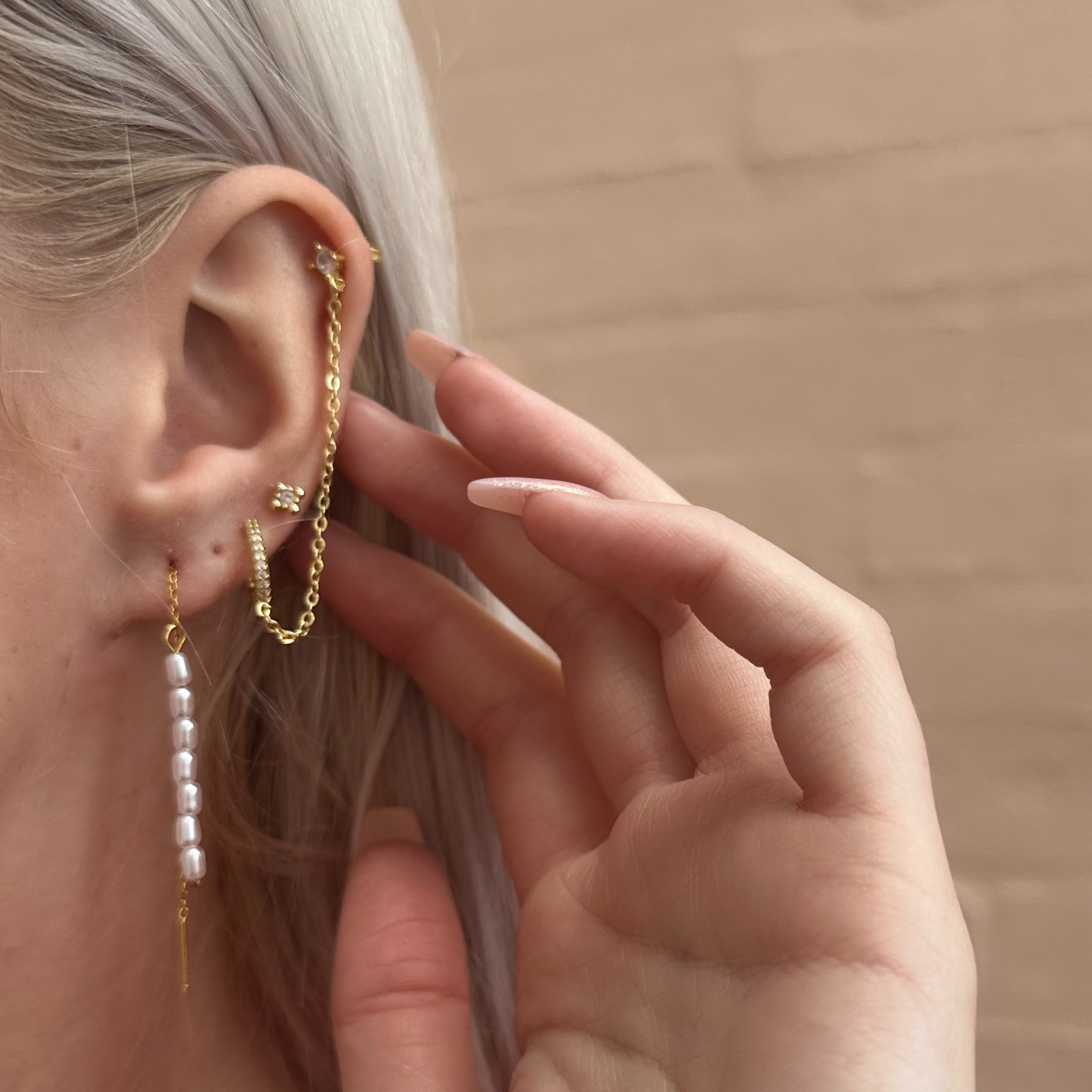 Phoebe drop øreringe i guld med ferskvandsperler.