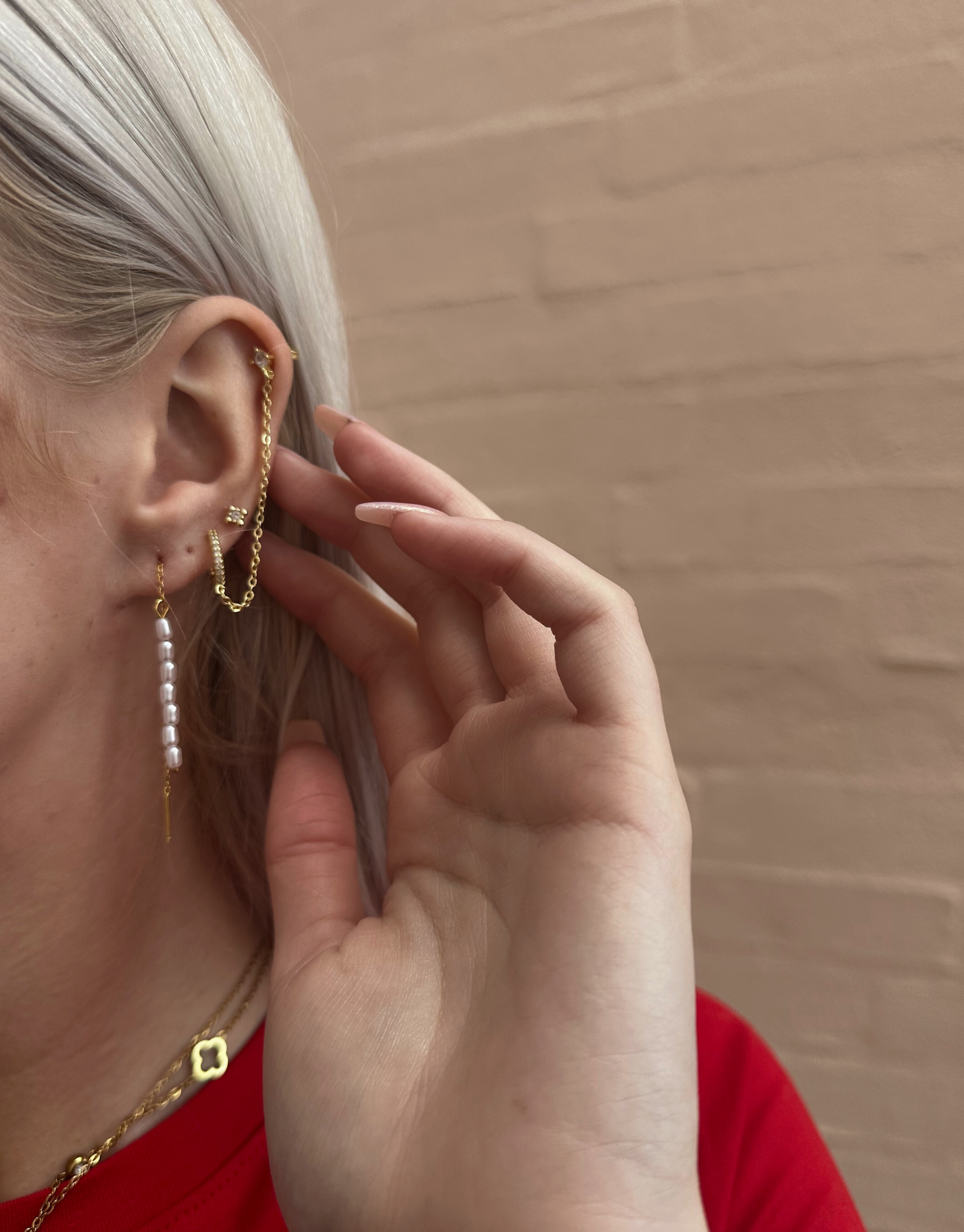 Phoebe drop øreringe i guld med ferskvandsperler.