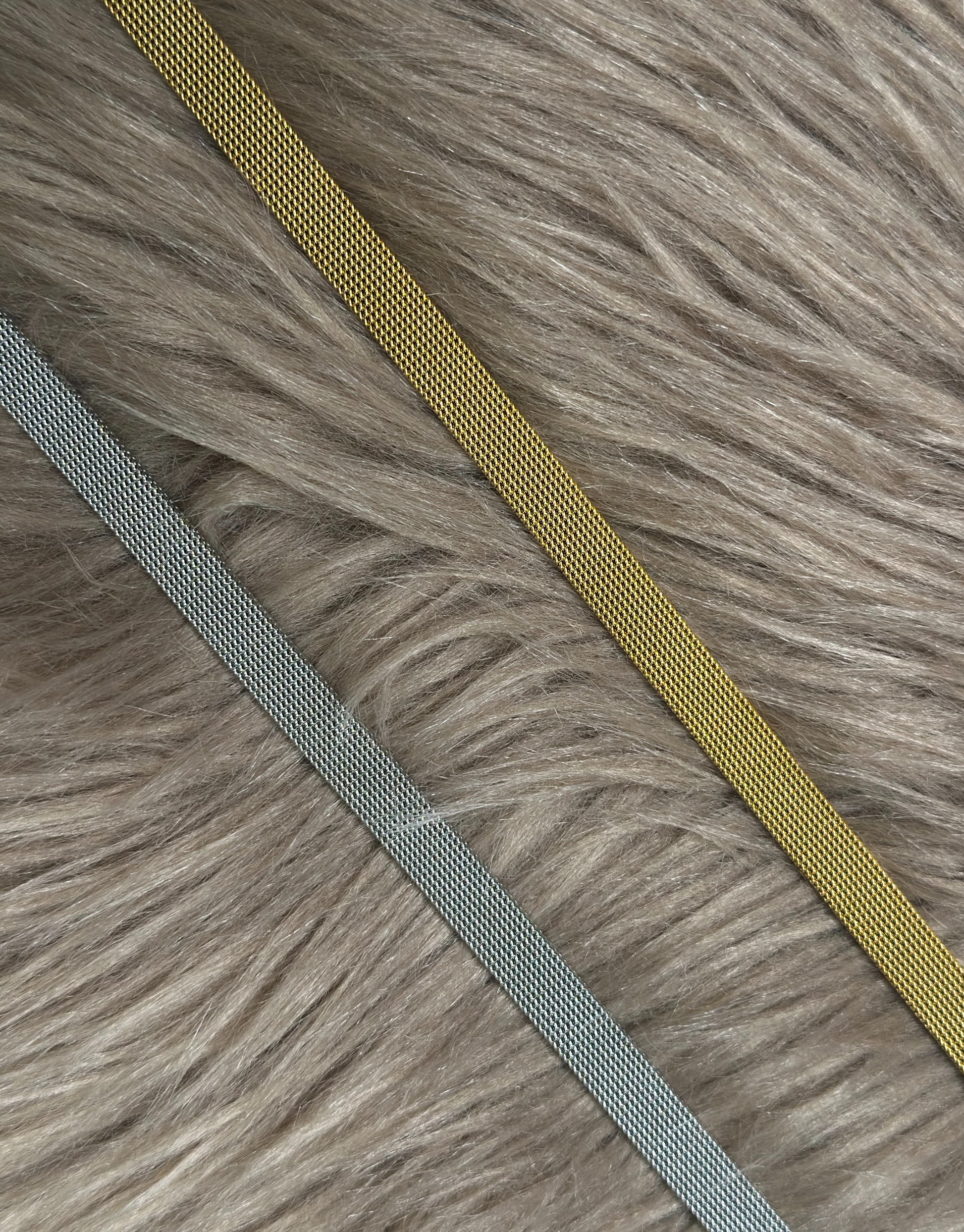 Smukkeste halskæde i fladt og bredt design.