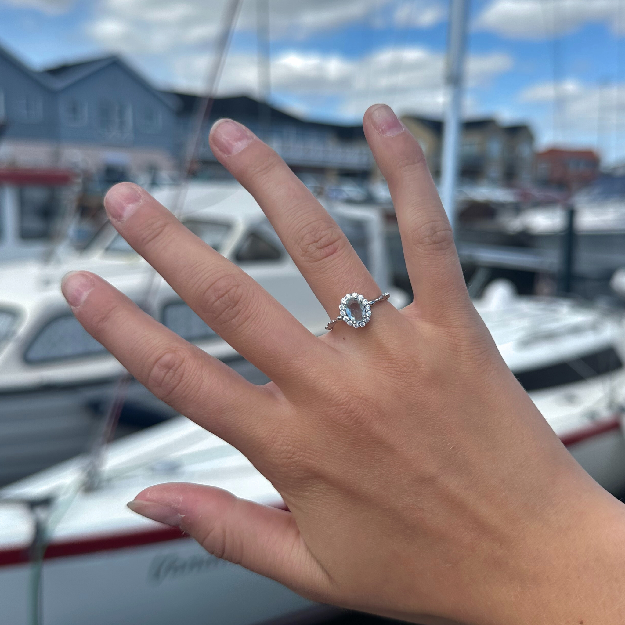 Smuk ring i sølv med lyseblå zircon sten.