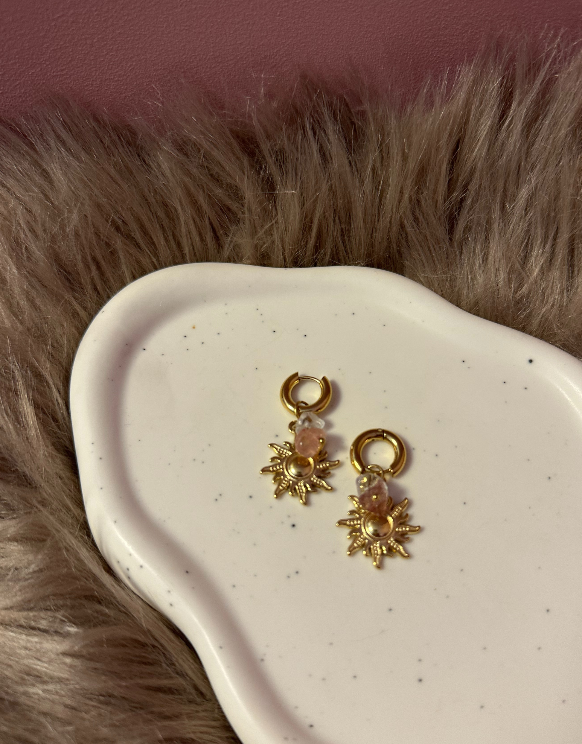 Trendy øreringe i måne design med farvede vedhæng