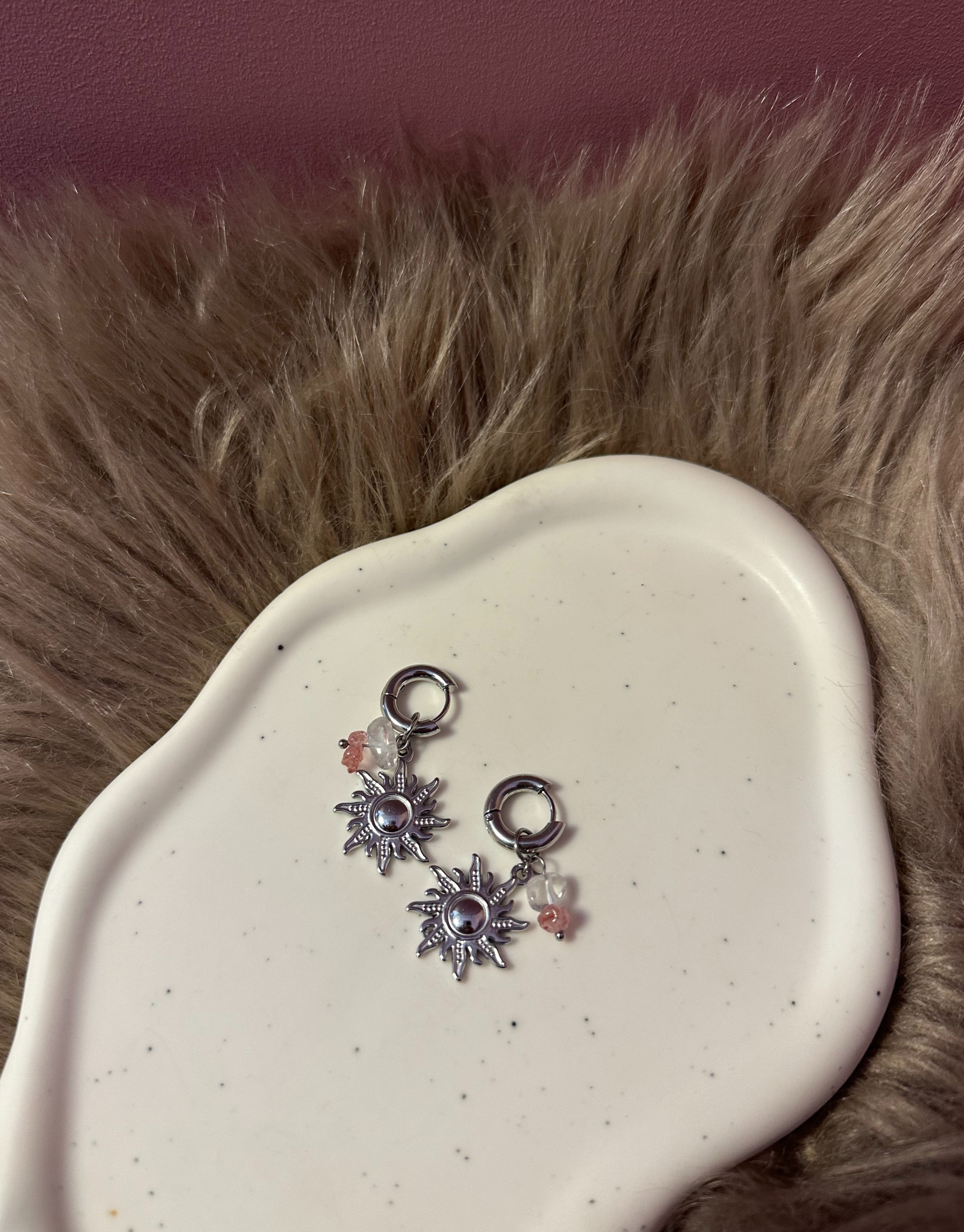 Trendy øreringe i måne design med farvede vedhæng