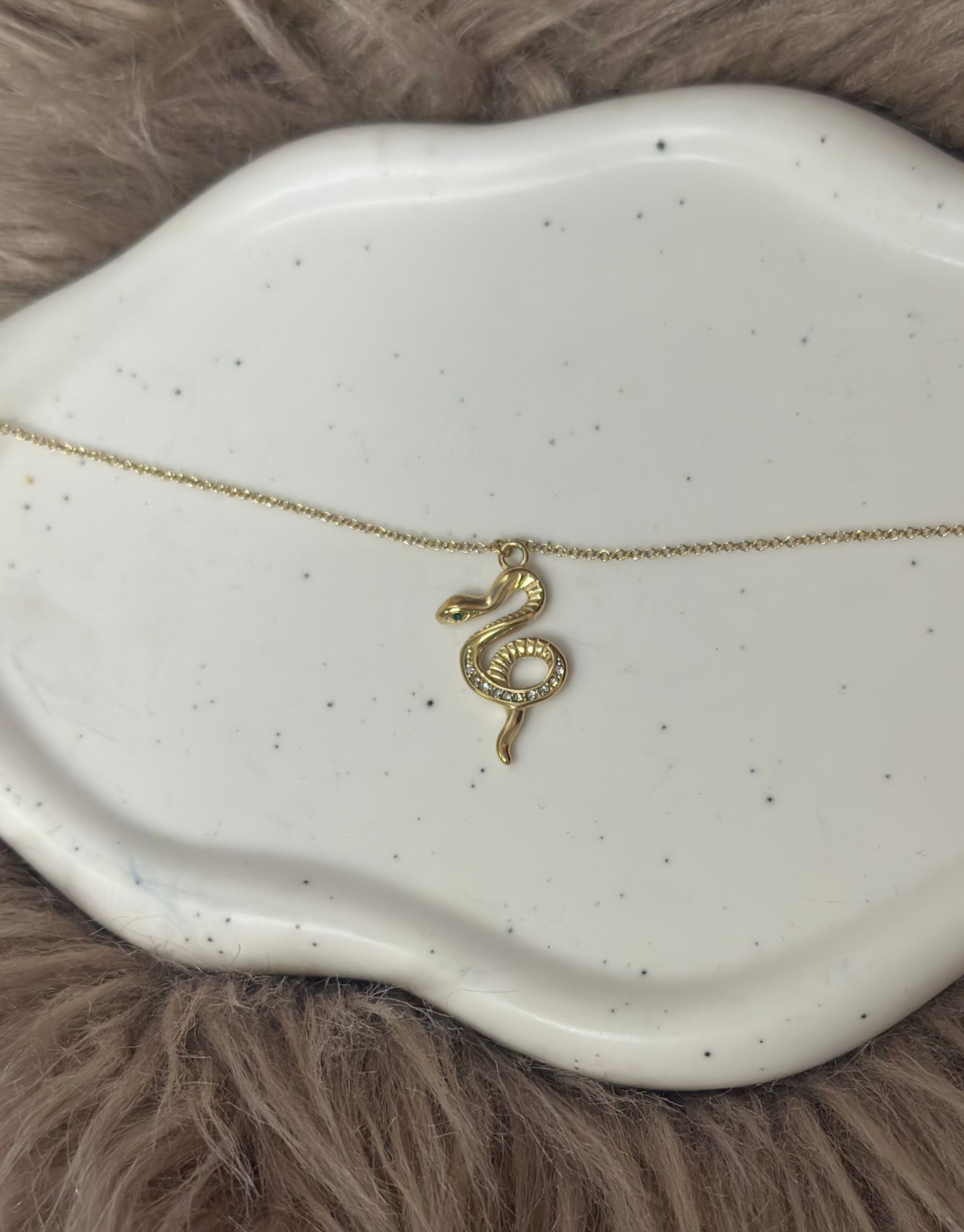 Smuk halskæde med slange.
